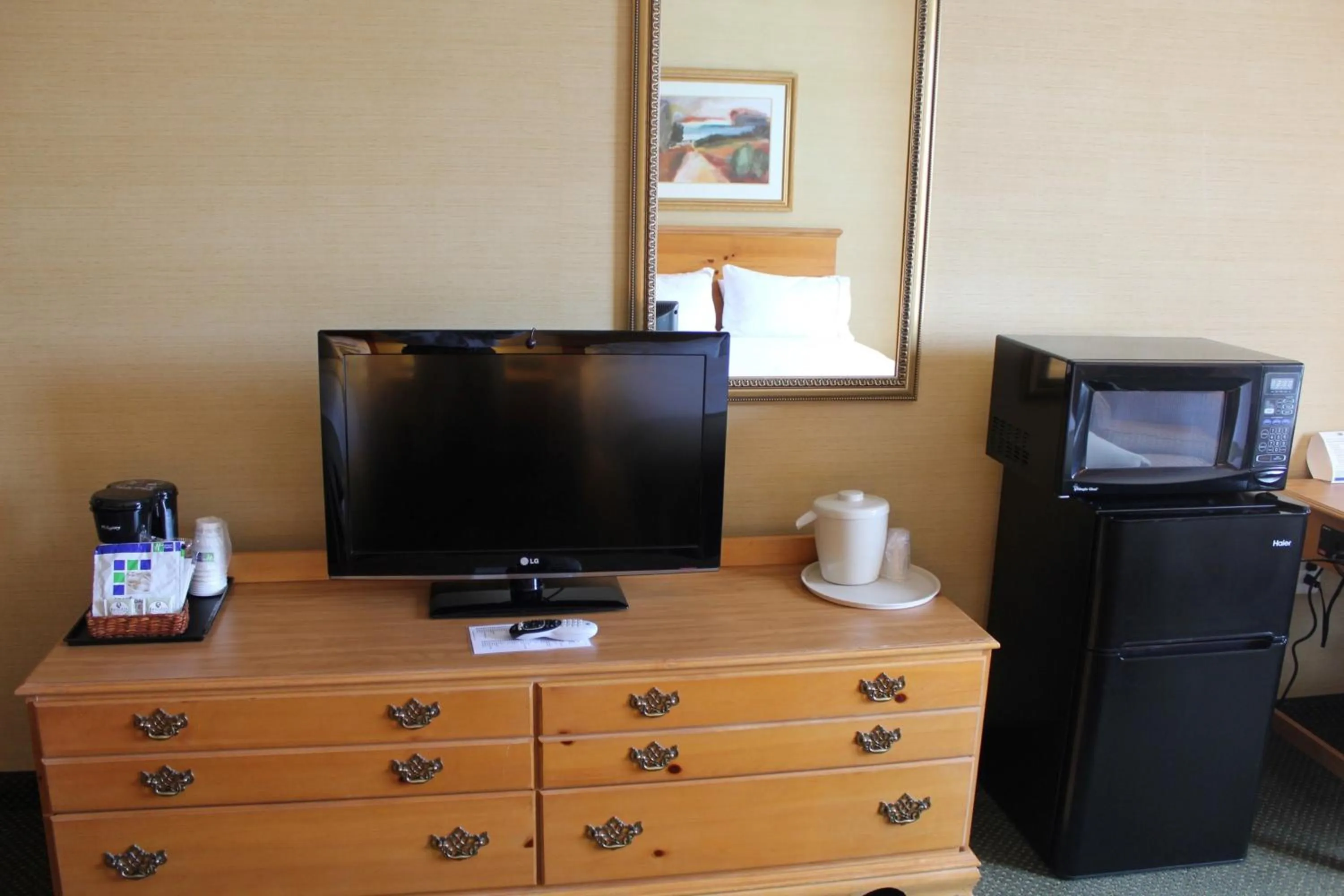 Photo of the whole room in Holiday Inn Express Hotel & Suites Warrenton by IHG