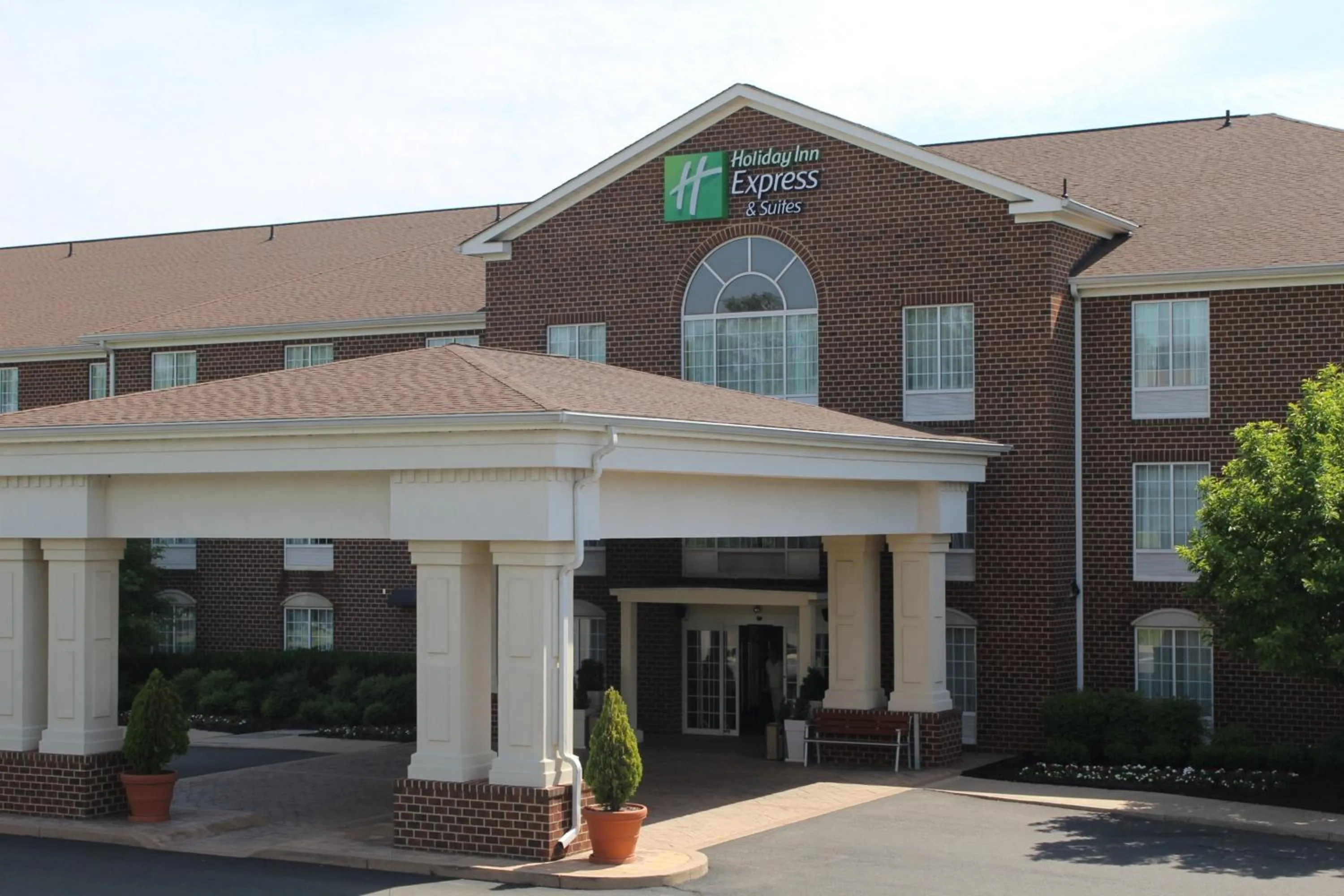 Property building in Holiday Inn Express Hotel & Suites Warrenton by IHG