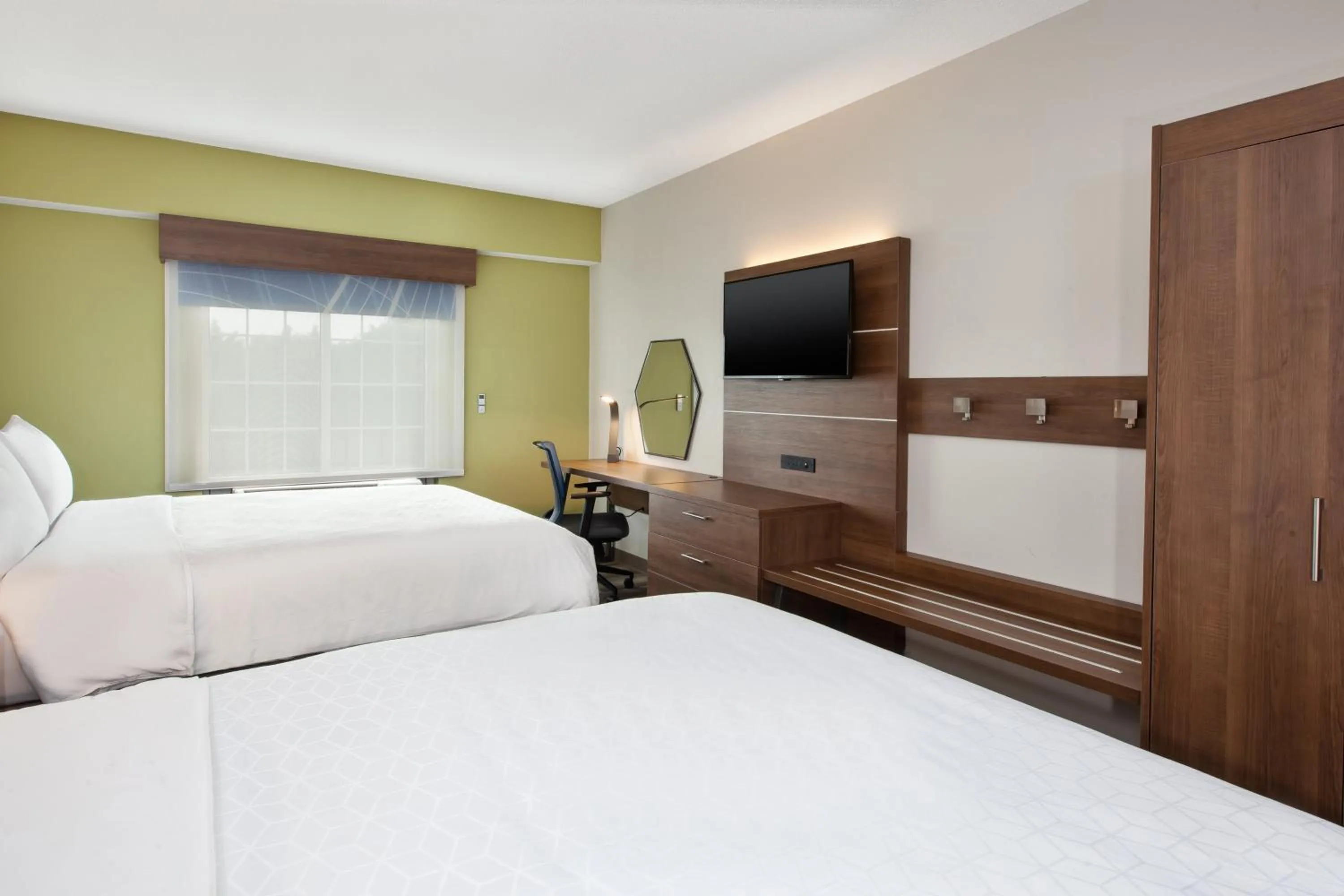 Photo of the whole room, Bed in Holiday Inn Express Hotel & Suites Warrenton by IHG