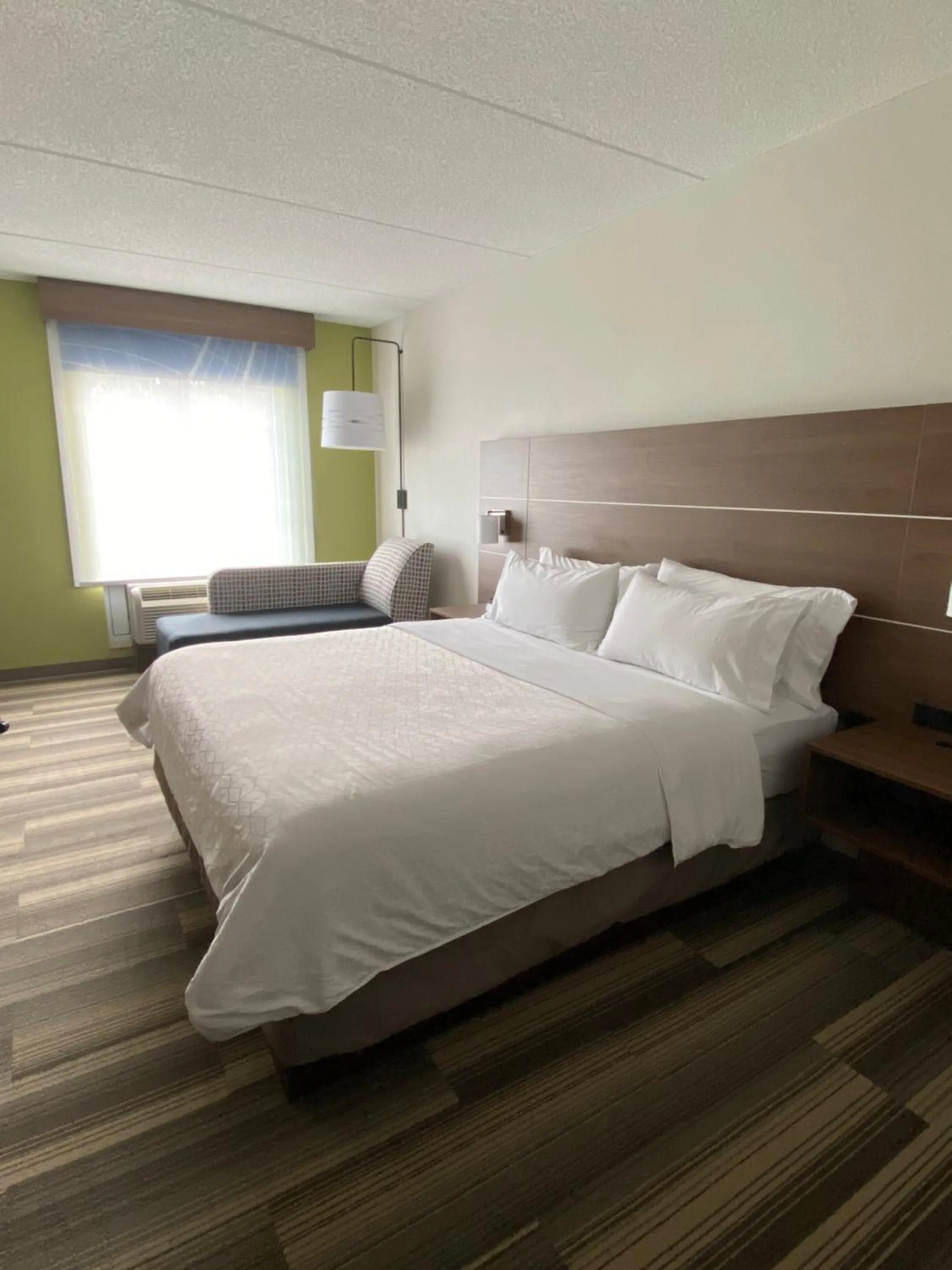 Bed in Holiday Inn Express Hotel & Suites Warrenton by IHG