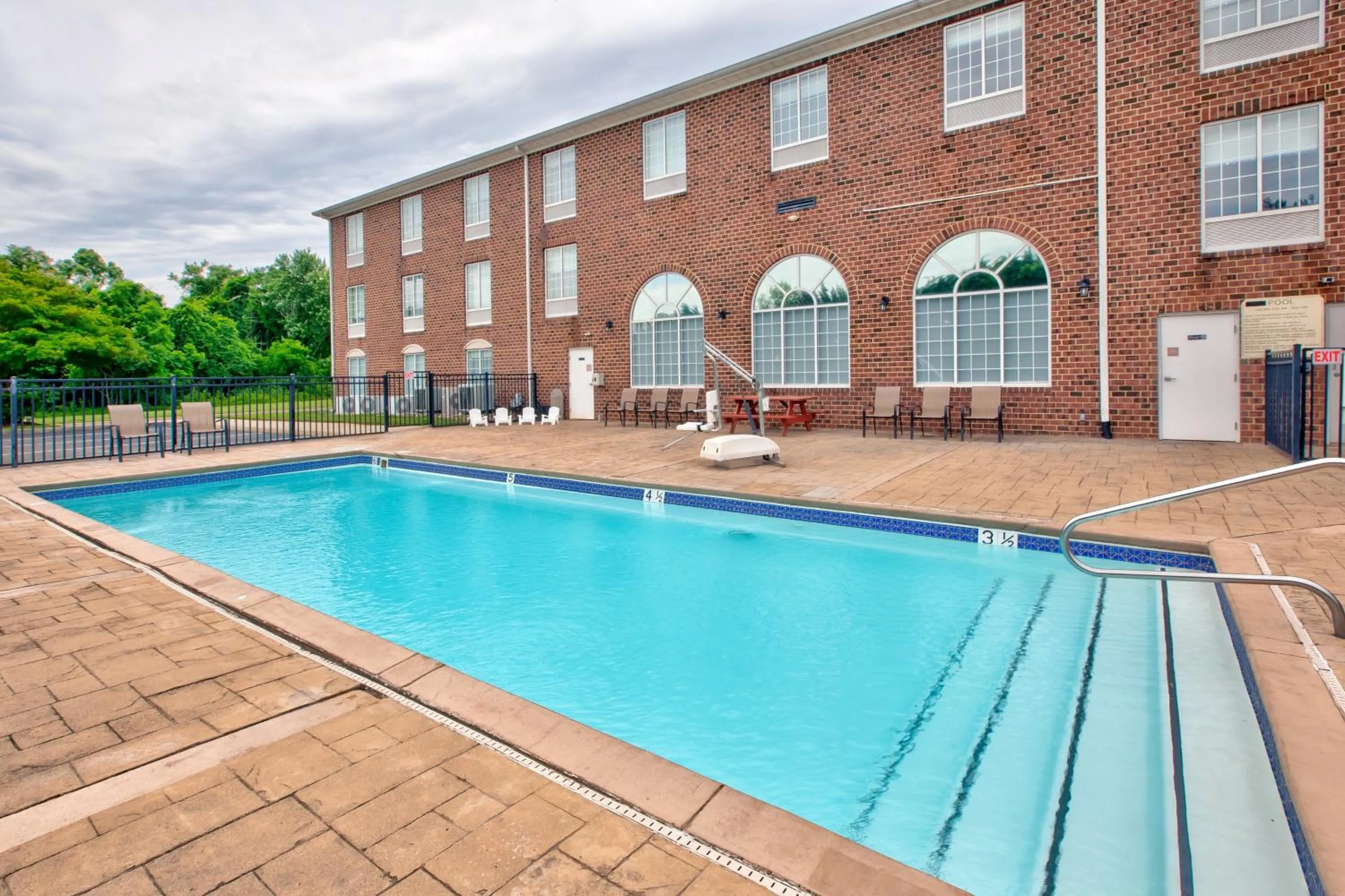 Swimming pool in Holiday Inn Express Hotel & Suites Warrenton by IHG