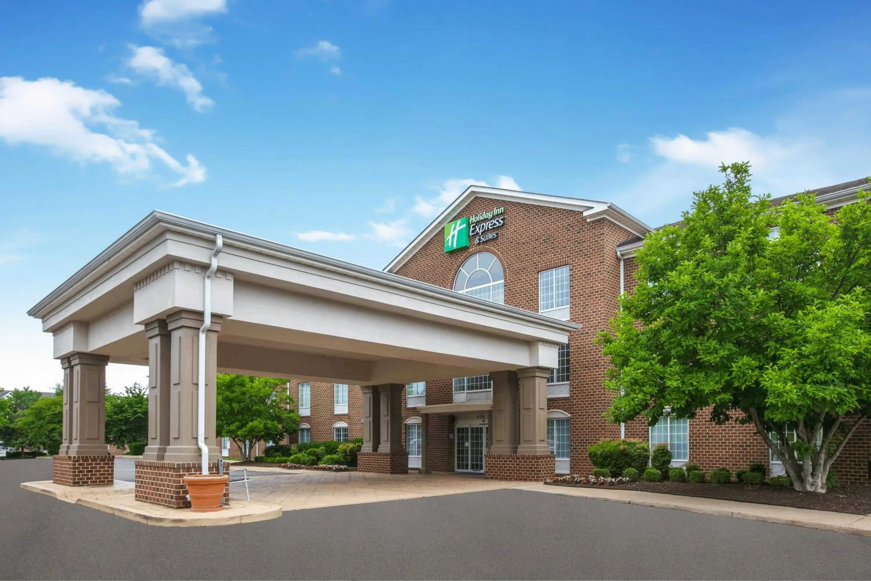 Property building in Holiday Inn Express Hotel & Suites Warrenton by IHG