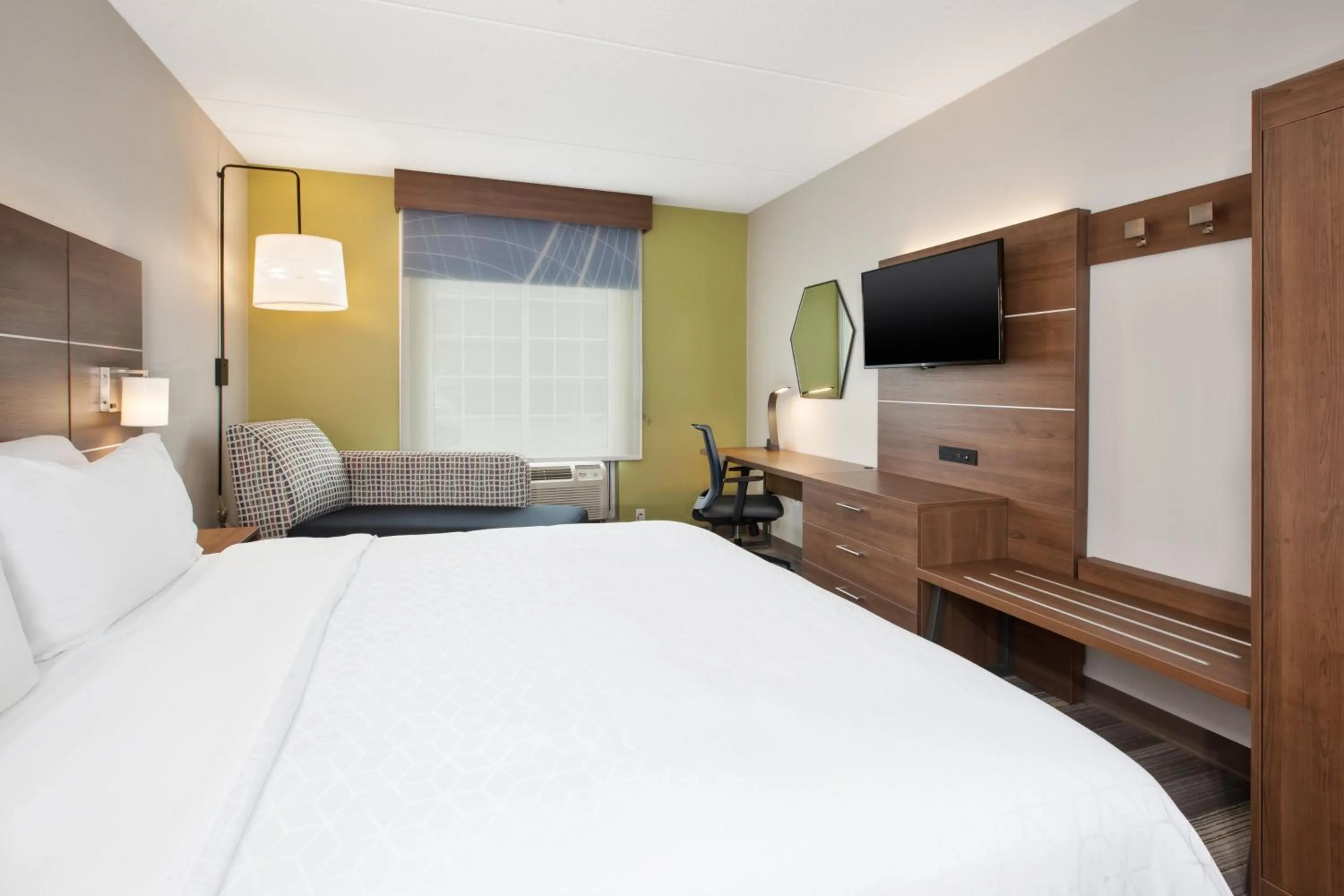 Photo of the whole room, Bed in Holiday Inn Express Hotel & Suites Warrenton by IHG