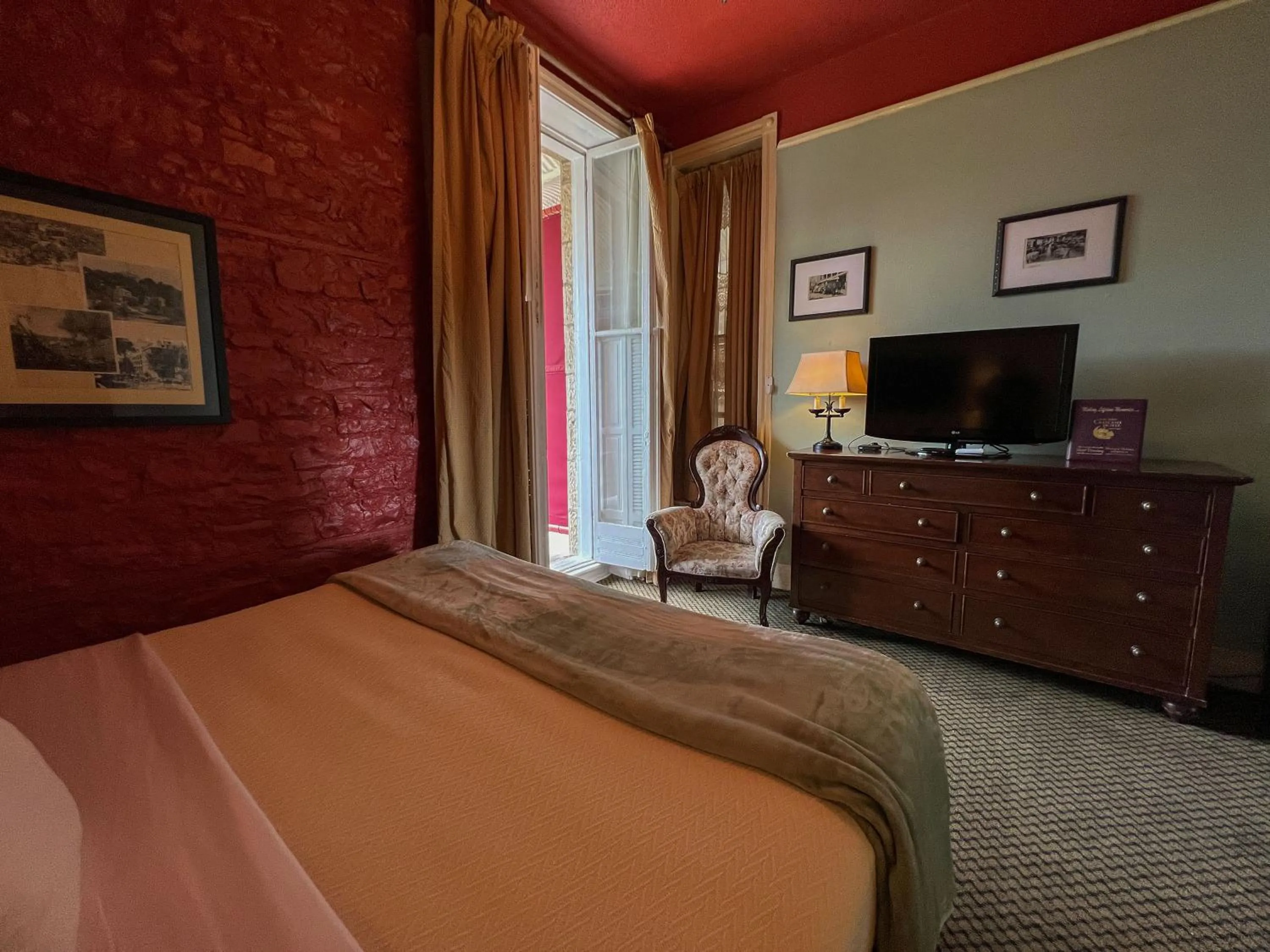 Bed in 1886 Crescent Hotel and Spa