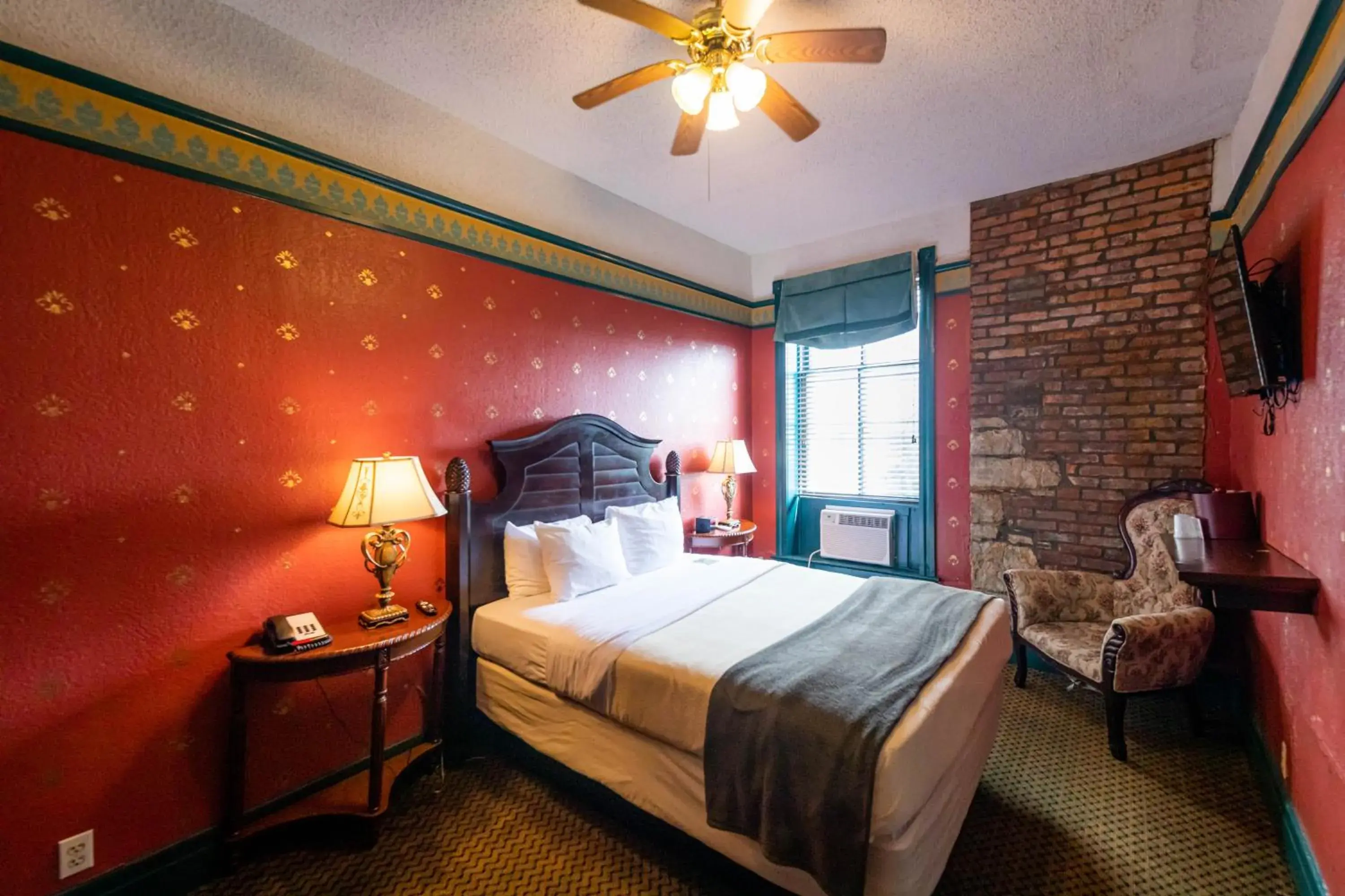 Standard Queen Room in 1886 Crescent Hotel and Spa Standard Queen Room in 1886 Crescent Hotel and Spa