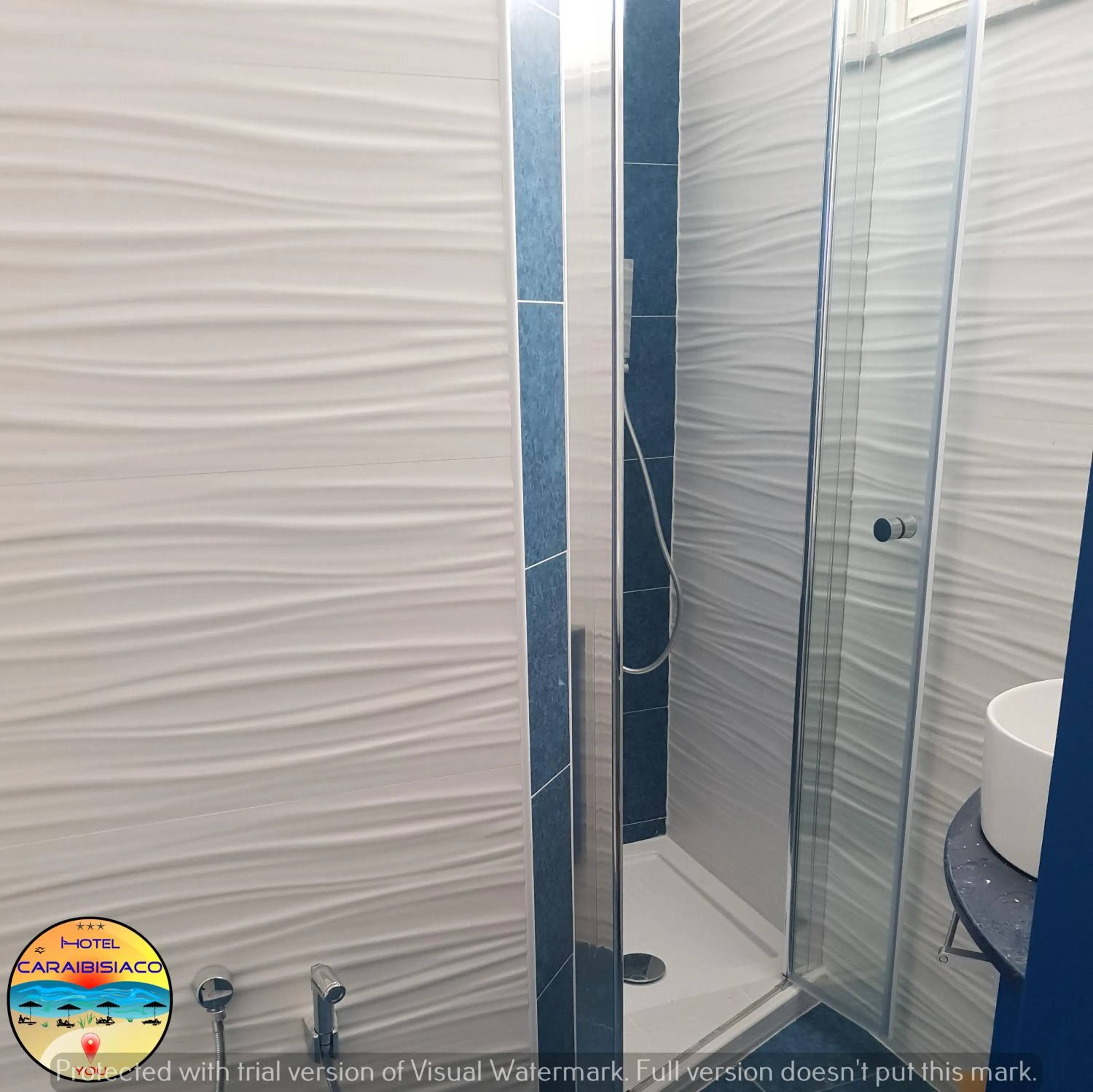 Shower in Hotel Caraibisiaco sul mare