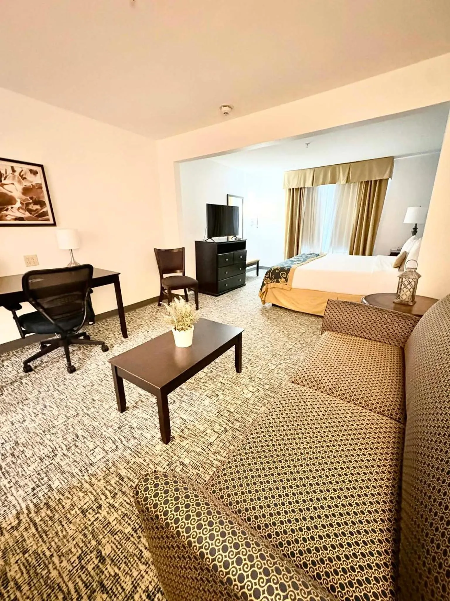 Seating area, Bed in Wingate by Wyndham Houma