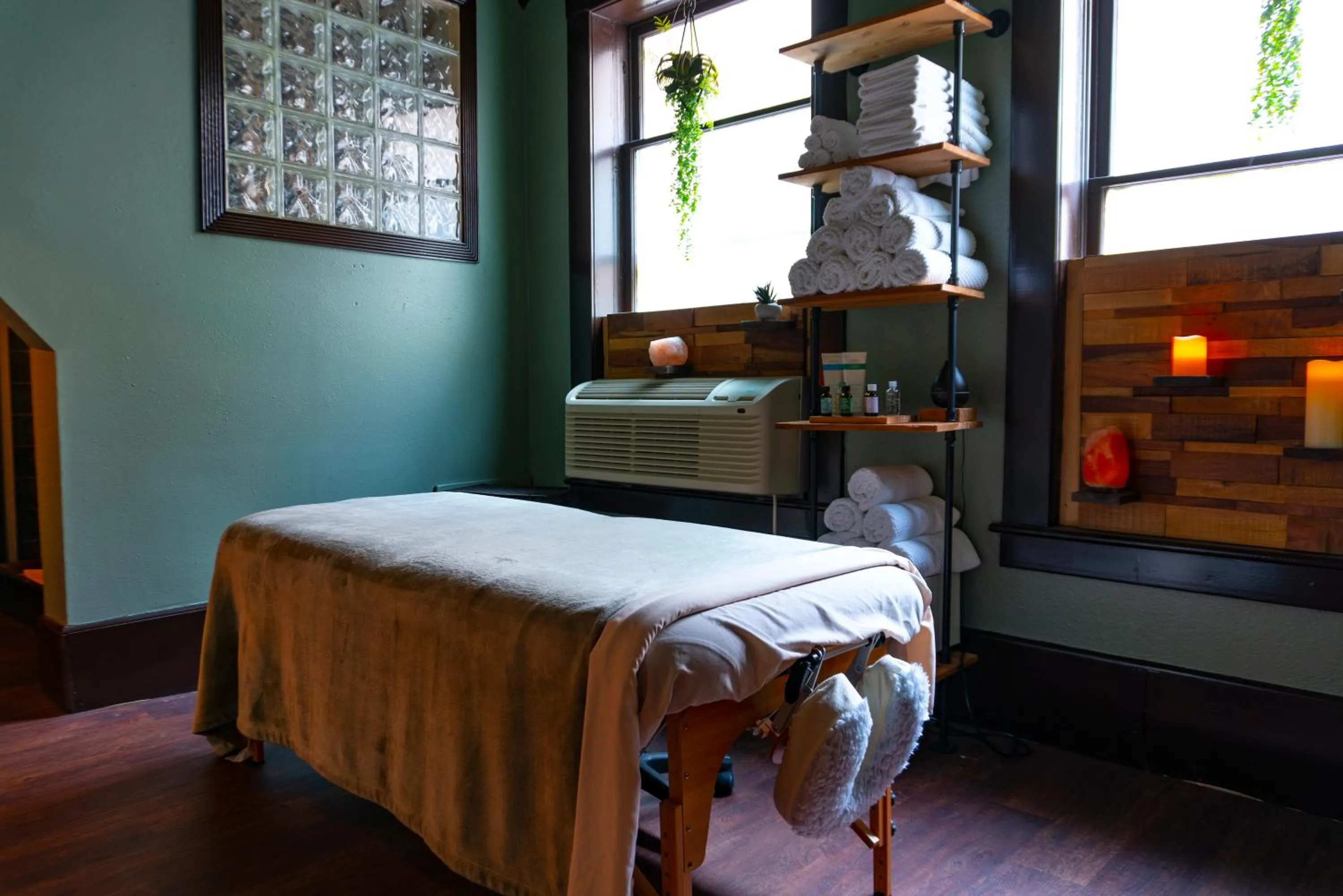 Massage, Bed in 1905 Basin Park Hotel