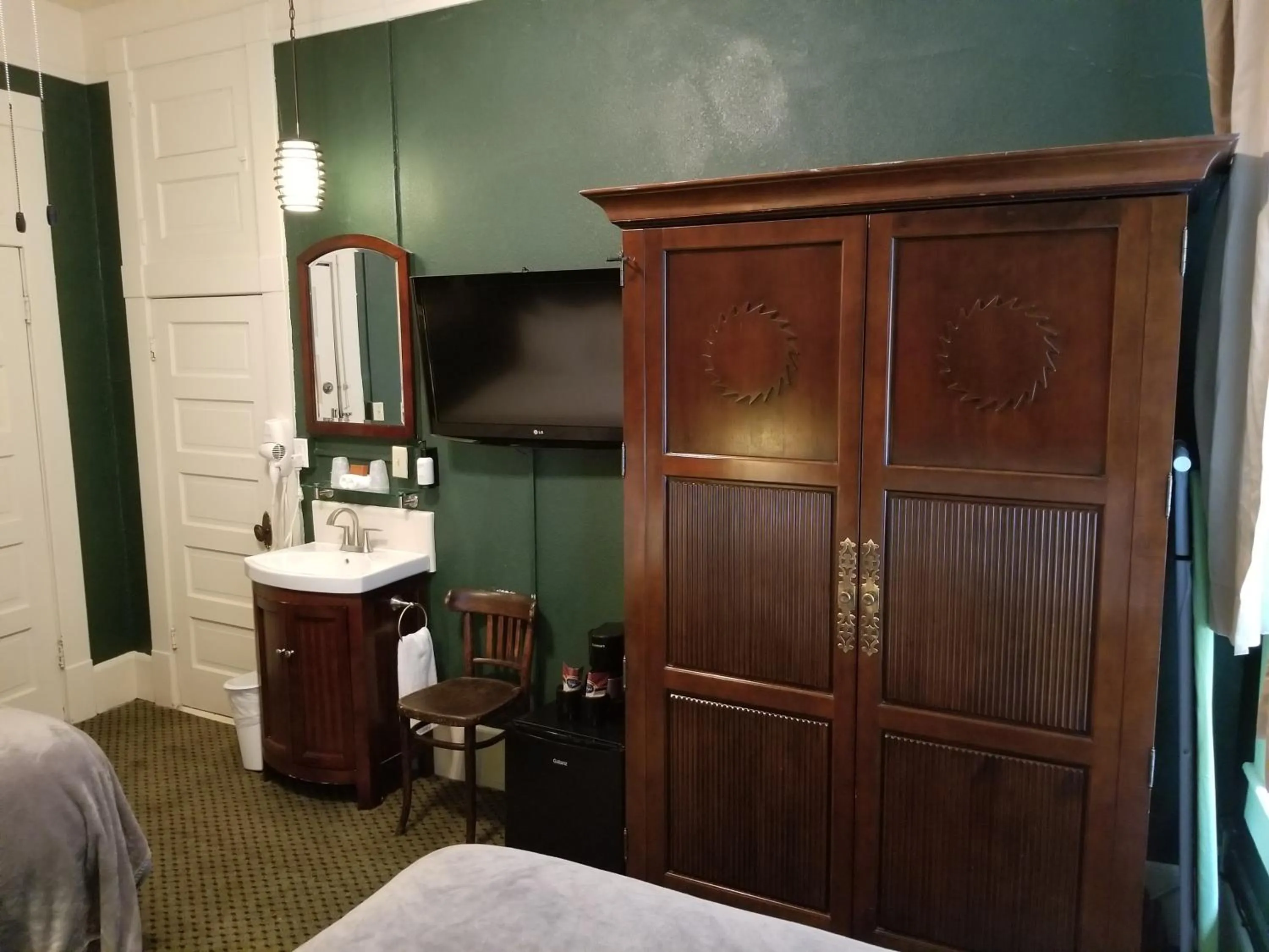 Bed in 1905 Basin Park Hotel