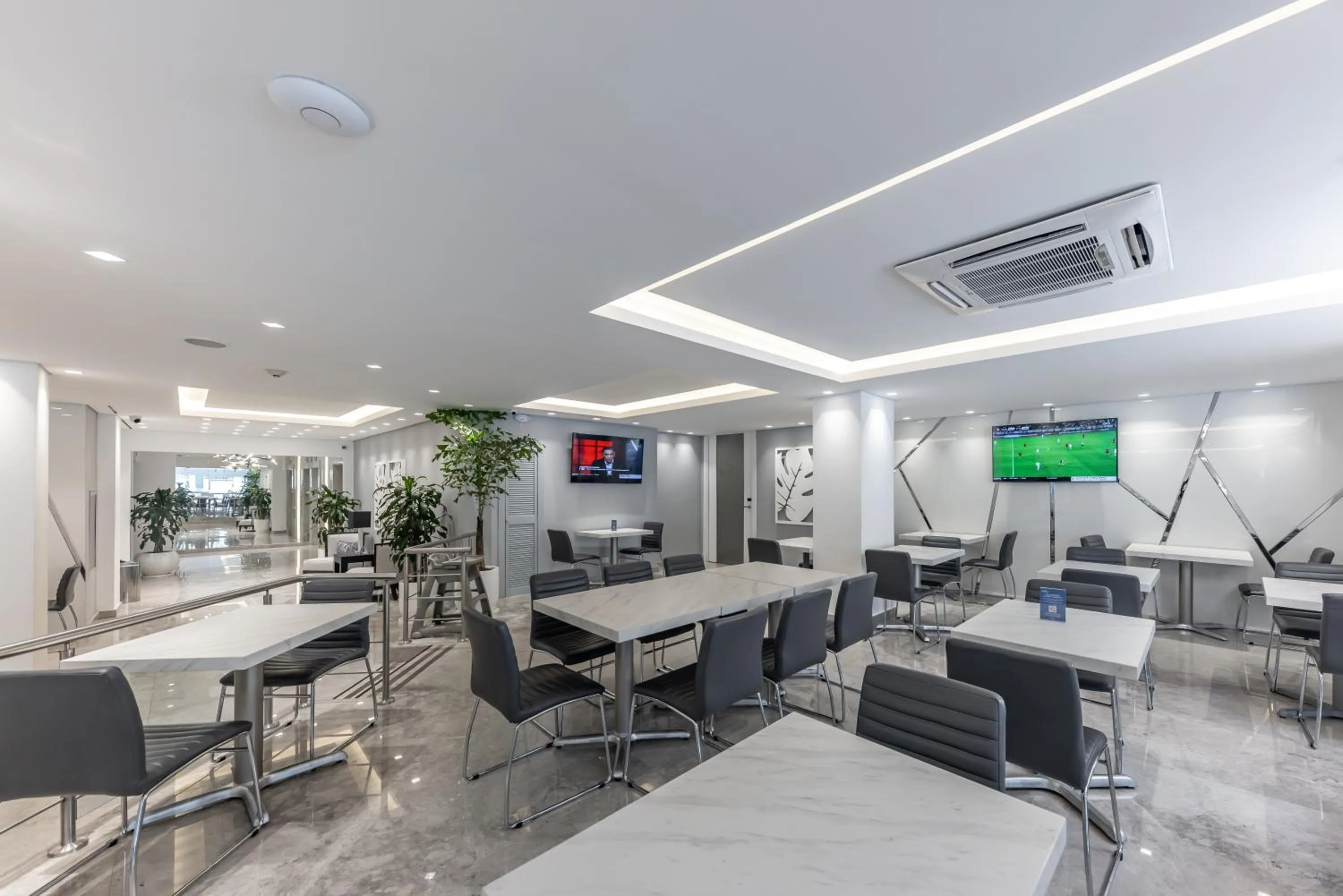 Restaurant/places to eat in Hotel Biltmore