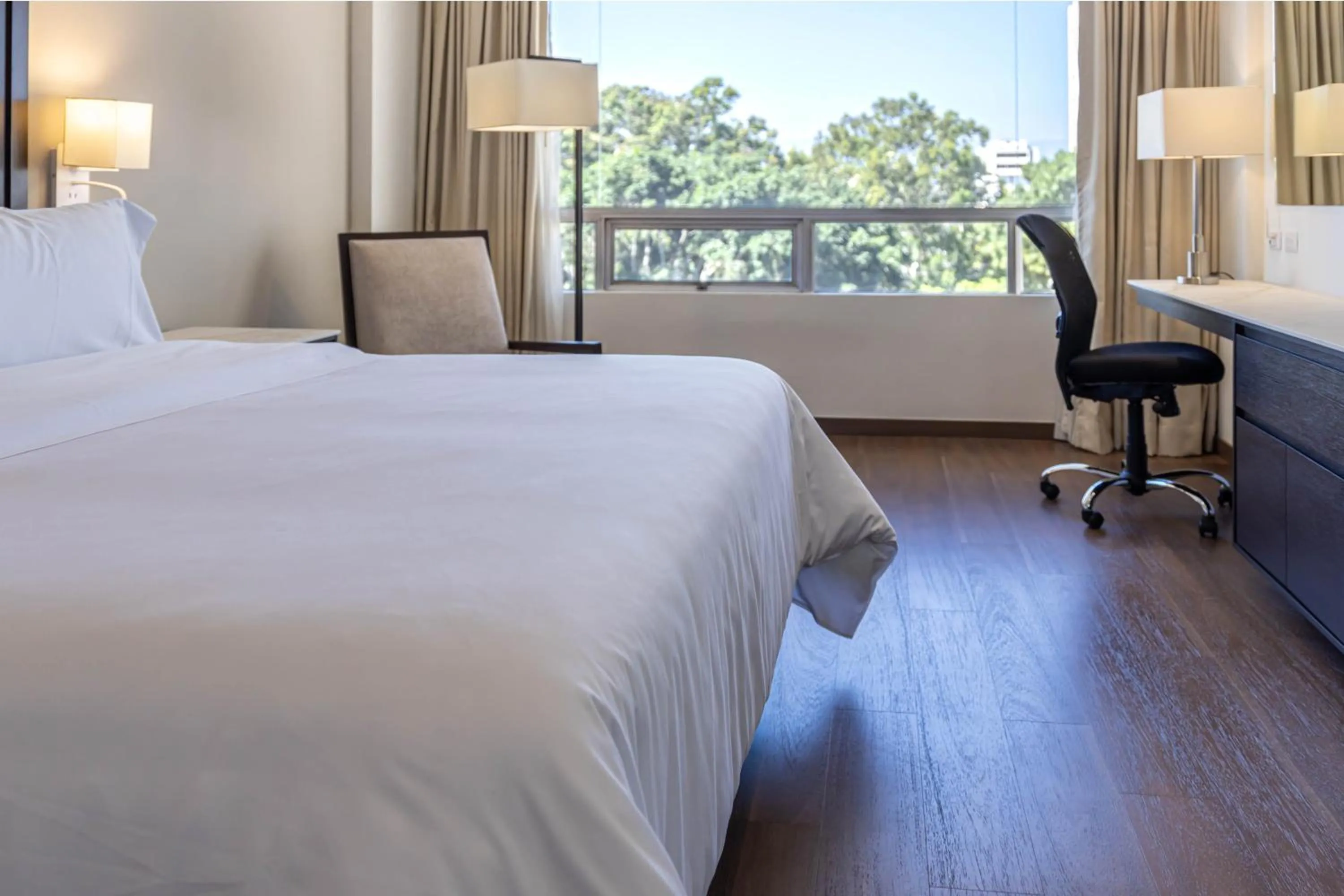 Garden view, Bed in Hotel Biltmore