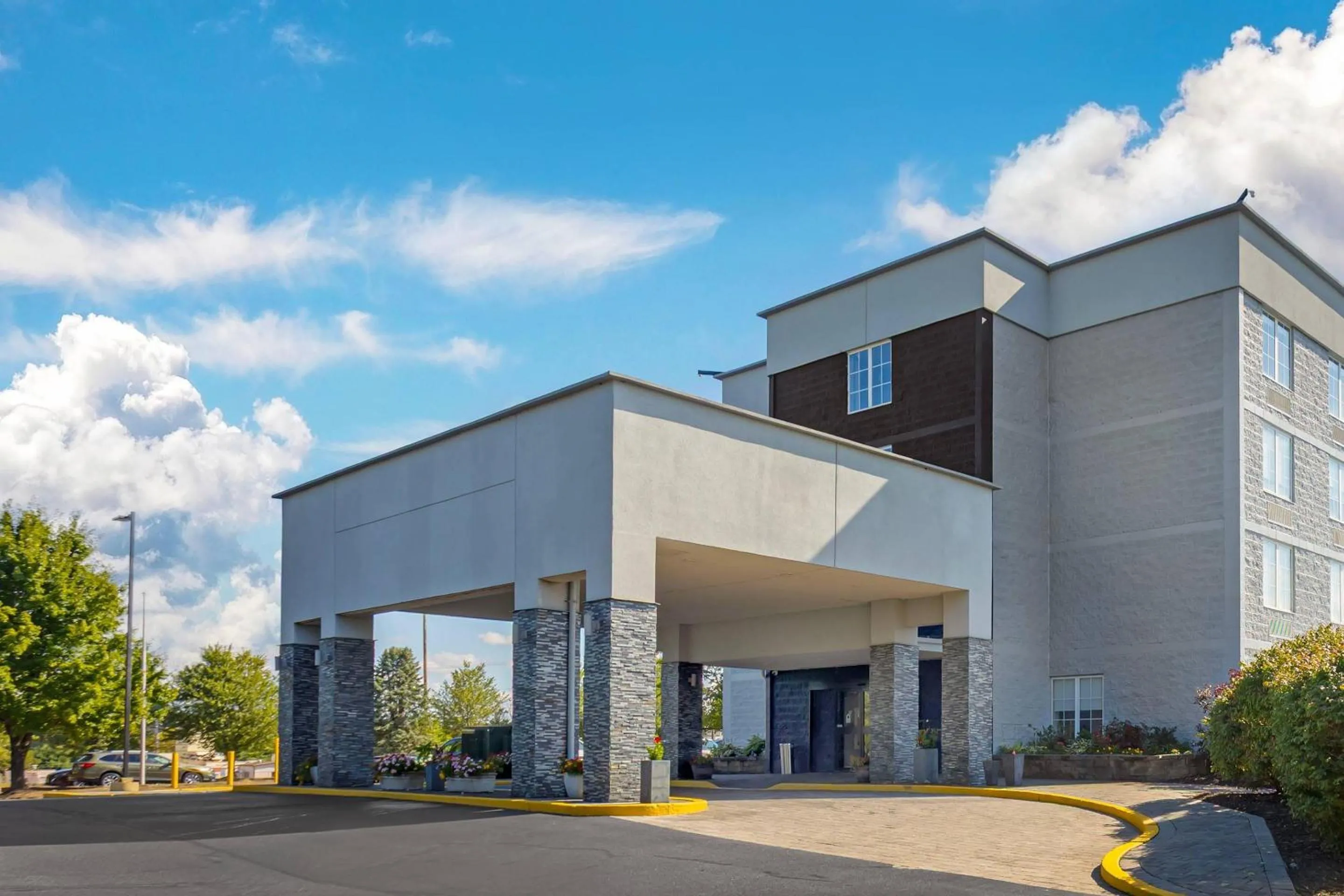 Property building in Comfort Inn & Suites Pottstown Eastern Gateway