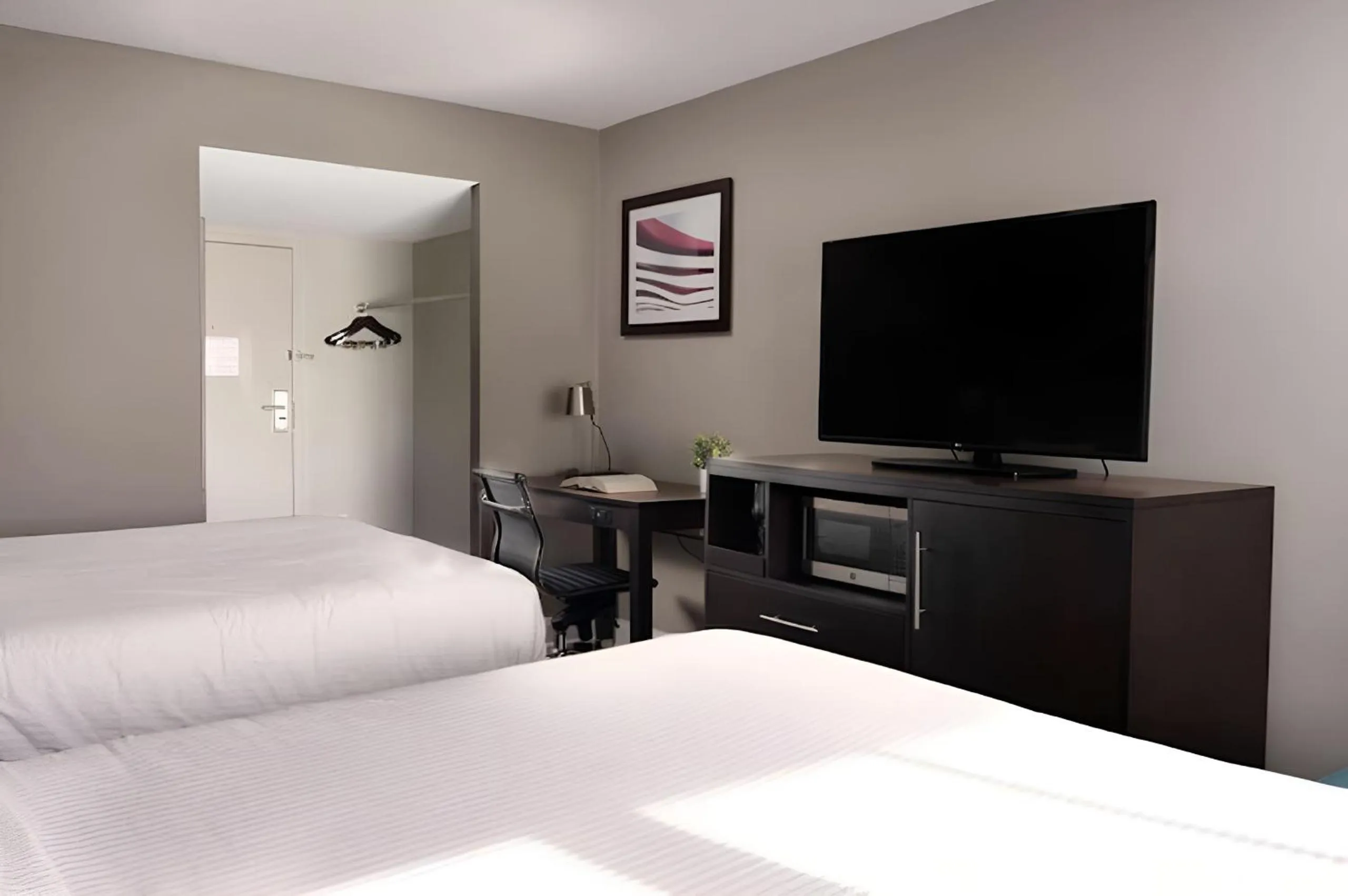 TV and multimedia, Bed in Comfort Inn & Suites Pottstown Eastern Gateway