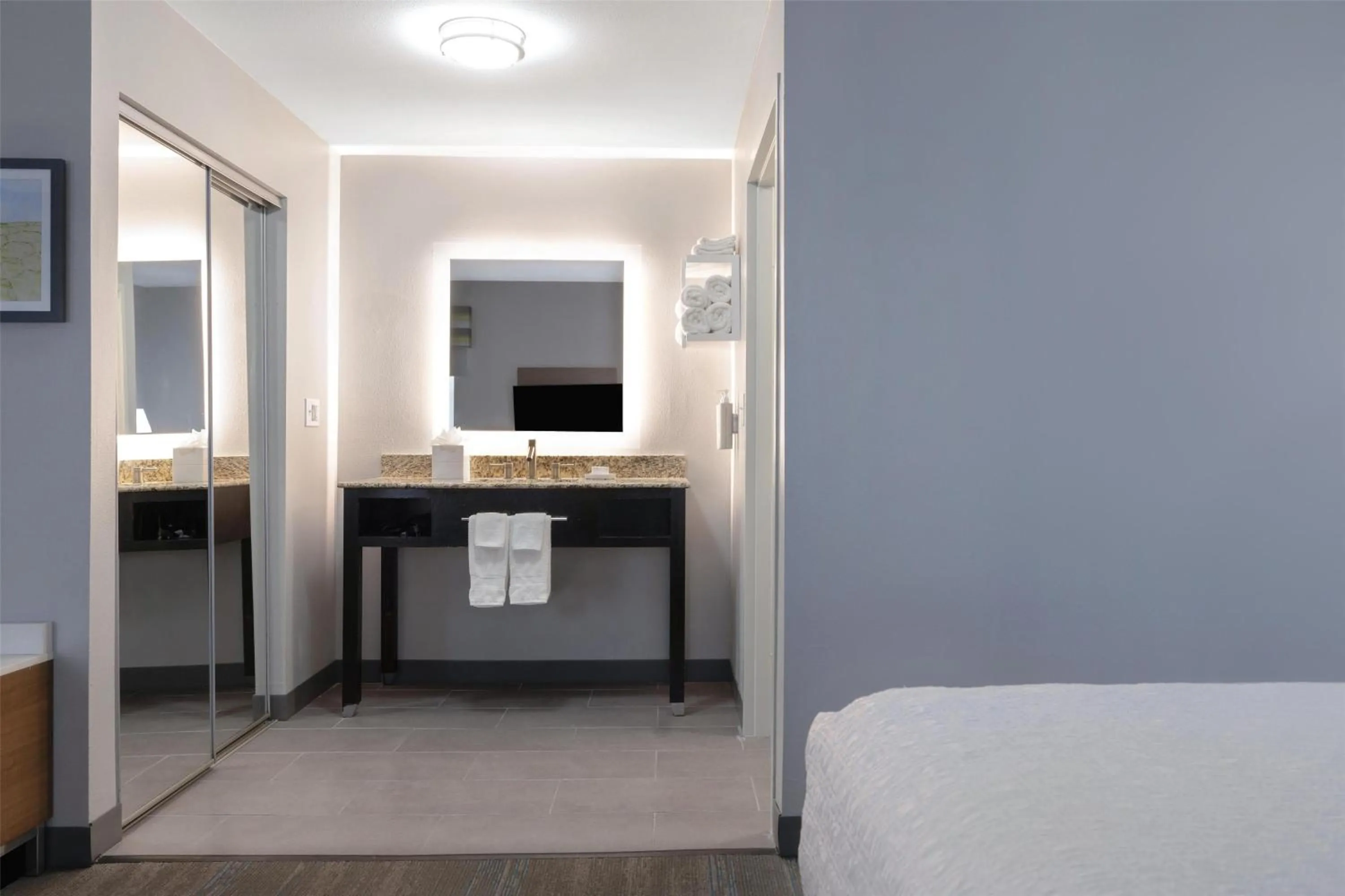 Bed in Hampton Inn & Suites Shreveport