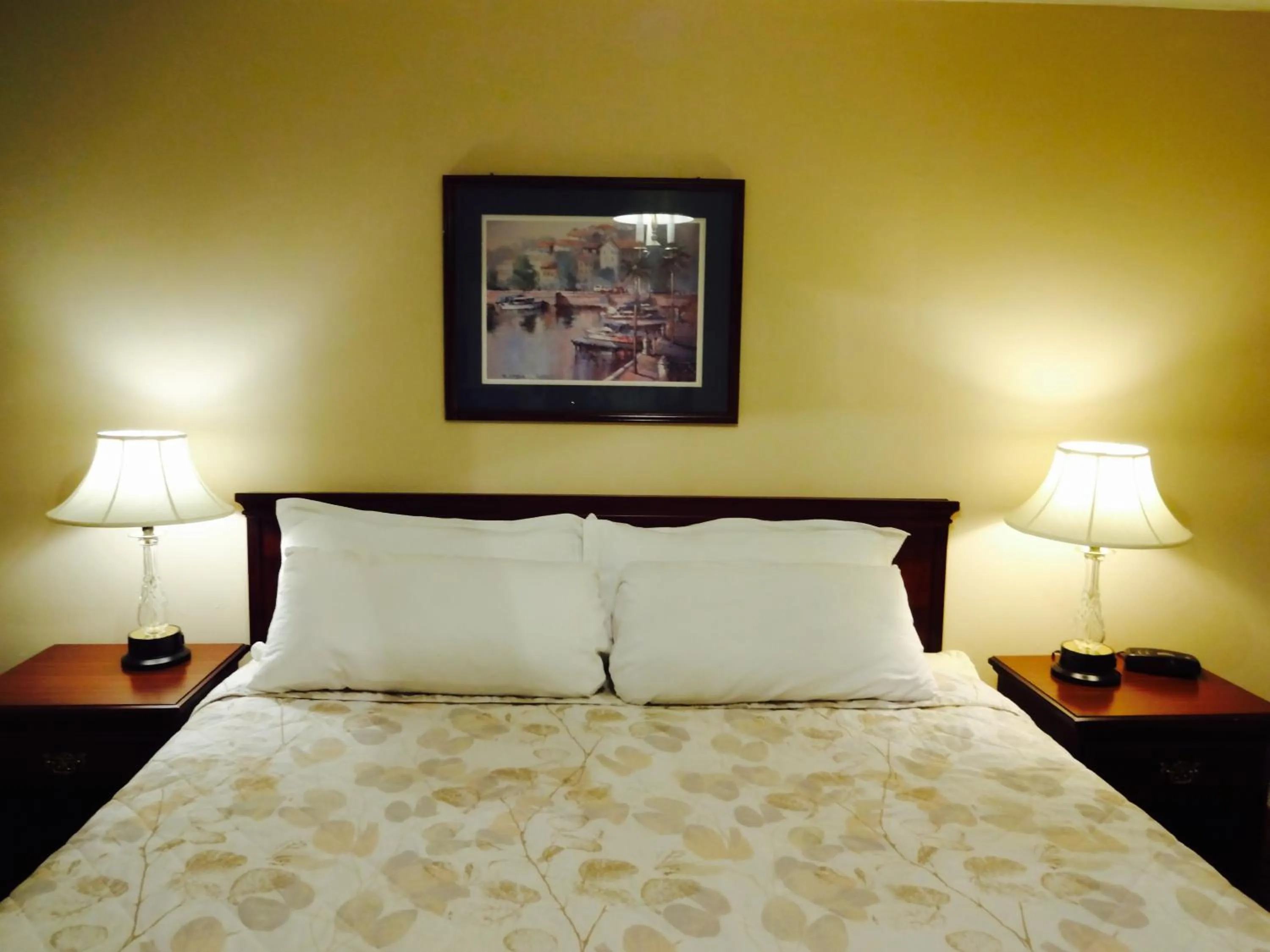 Mountain view, Bed in Gorham Motor Inn