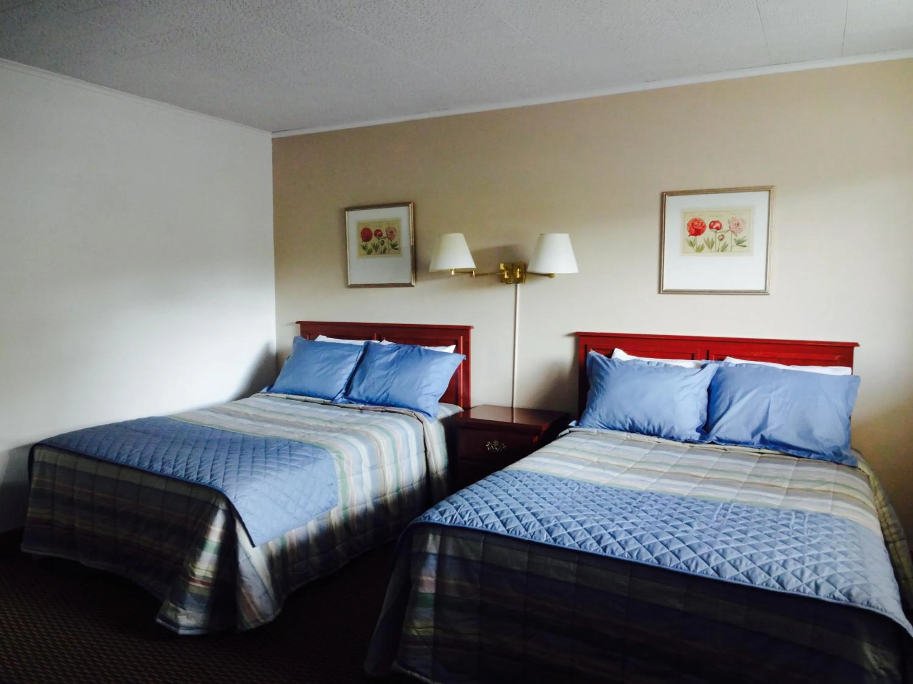 Mountain view, Bed in Gorham Motor Inn