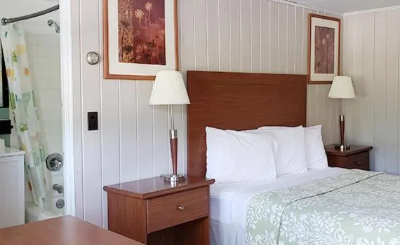 Bed in Gorham Motor Inn