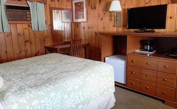 Bed in Gorham Motor Inn