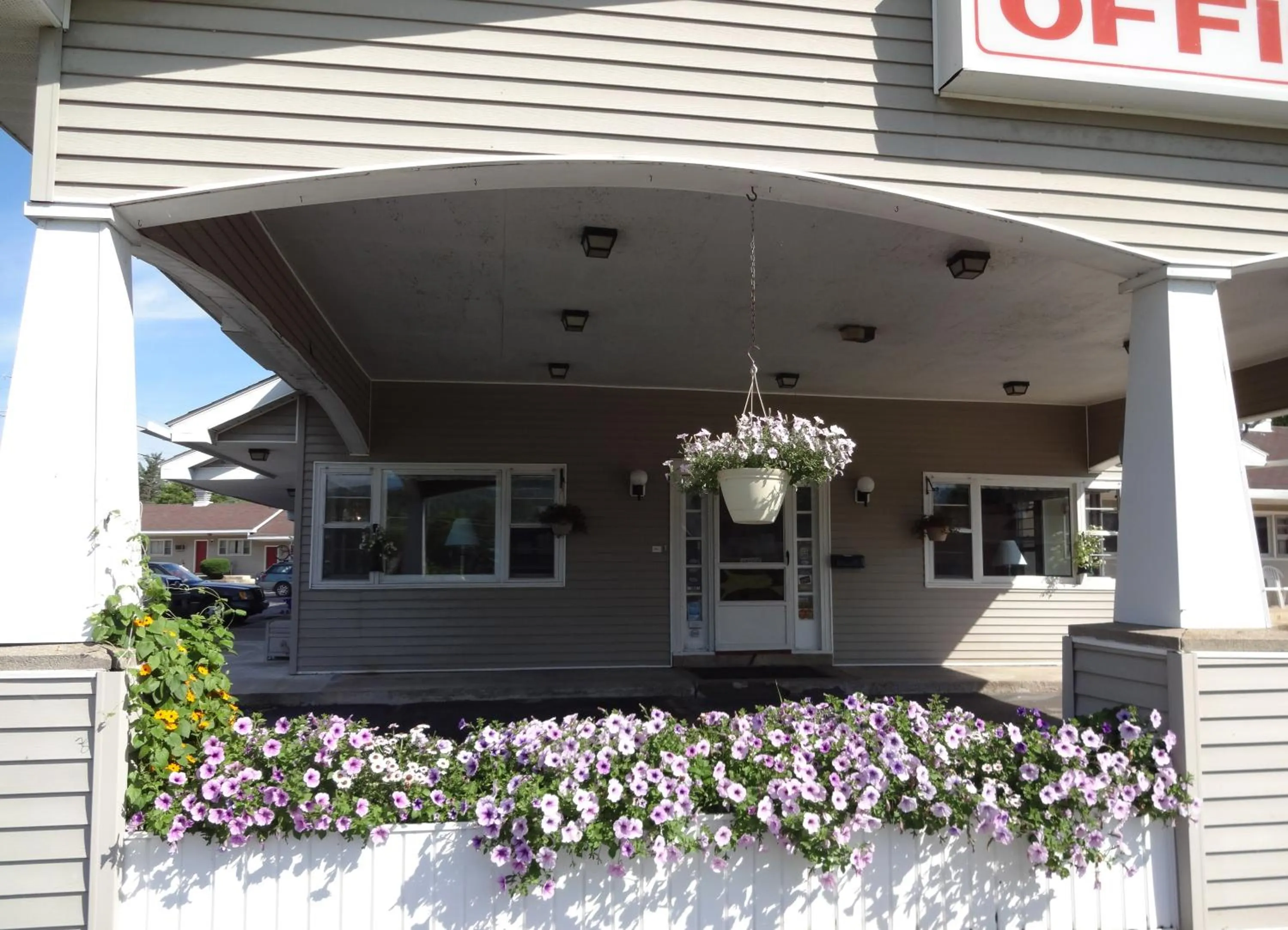 Facade/entrance in Gorham Motor Inn