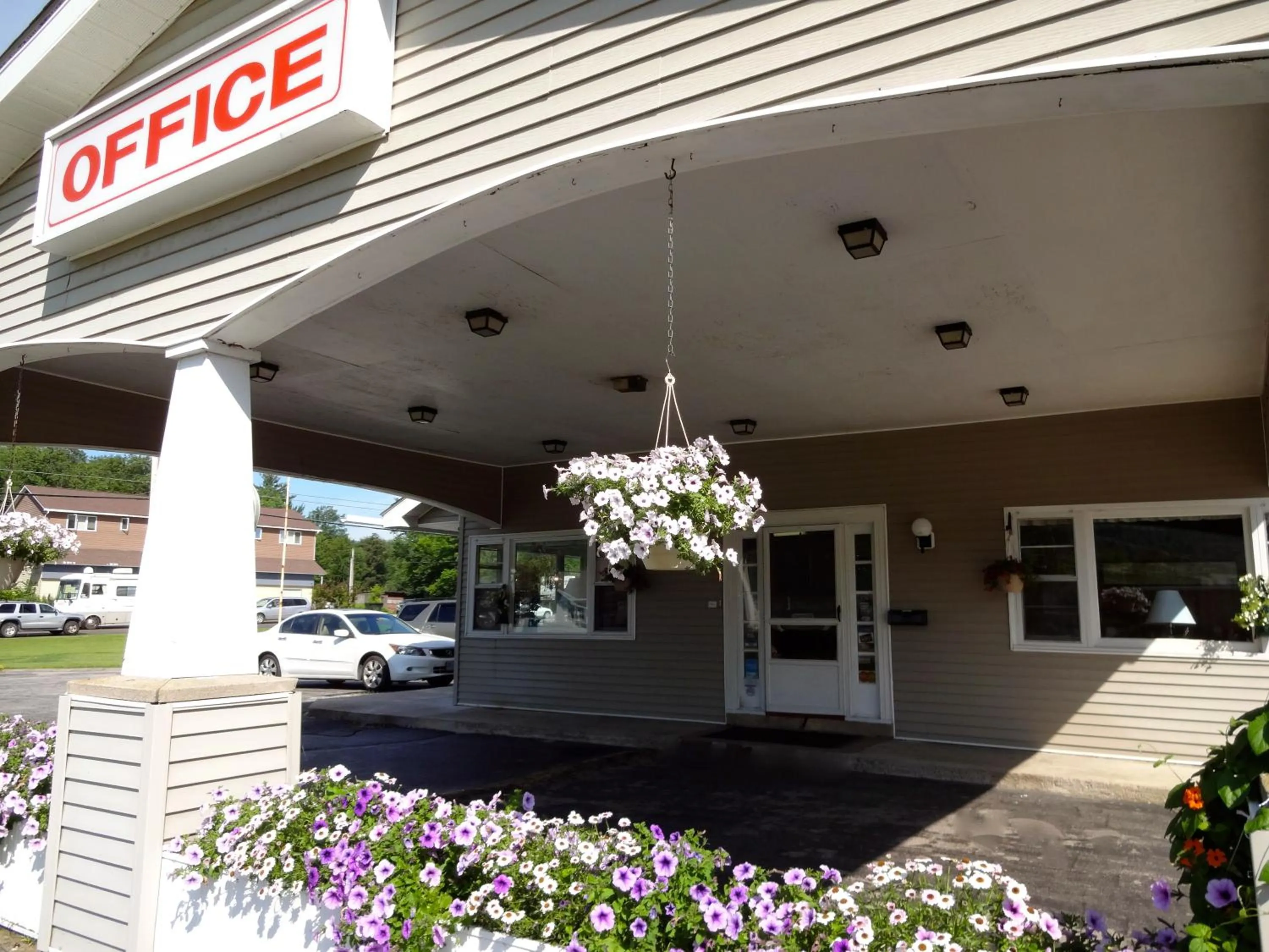 Facade/entrance in Gorham Motor Inn