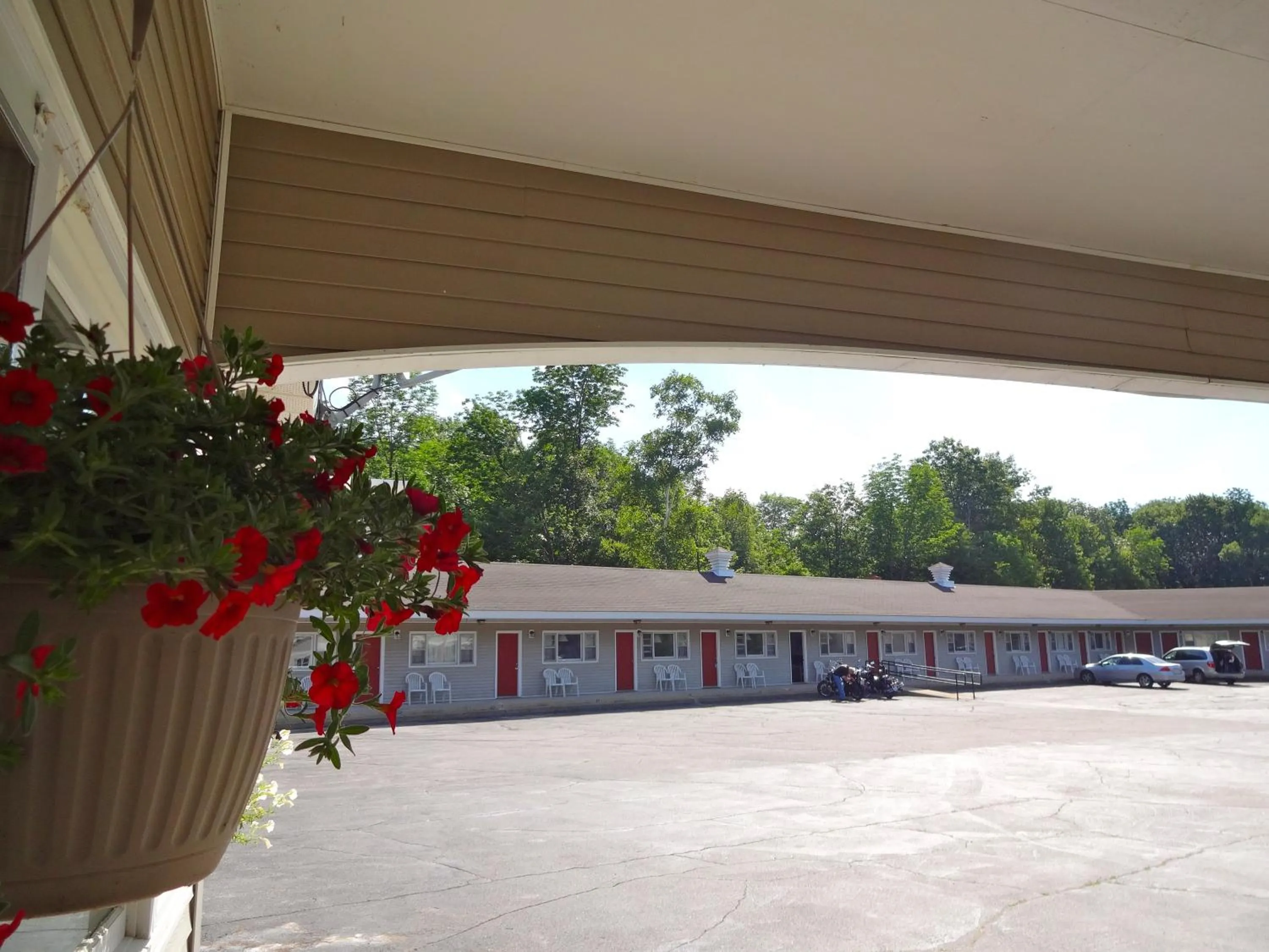 Property building in Gorham Motor Inn