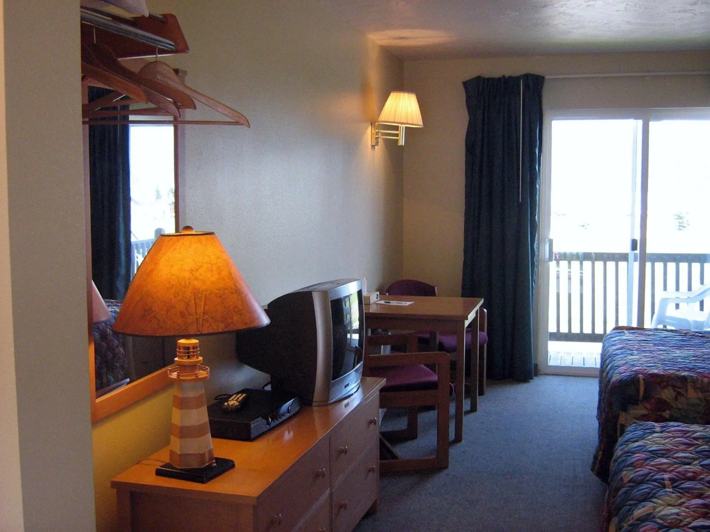 Photo of the whole room in Murphy's Alaskan Inn