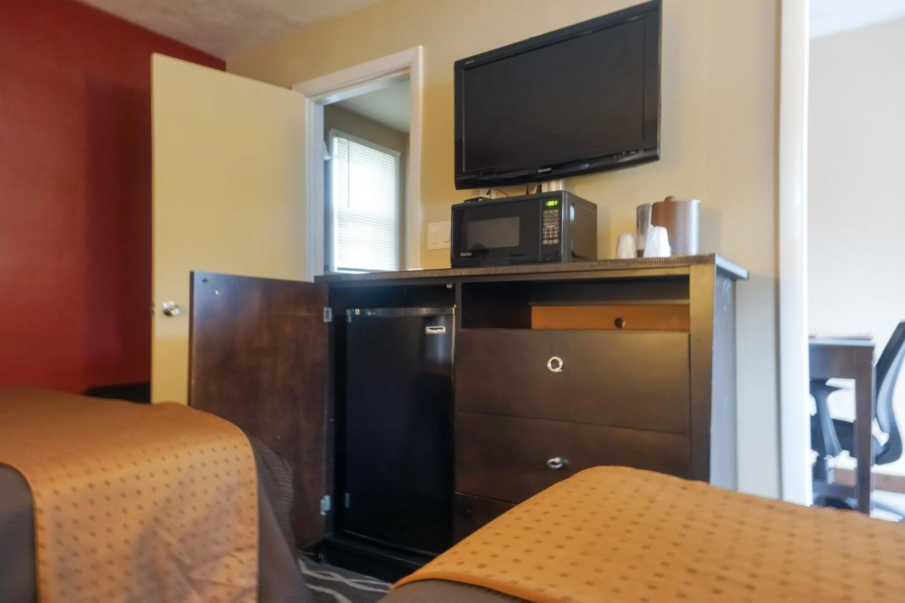 TV and multimedia in Cocoa Country Inn Hershey