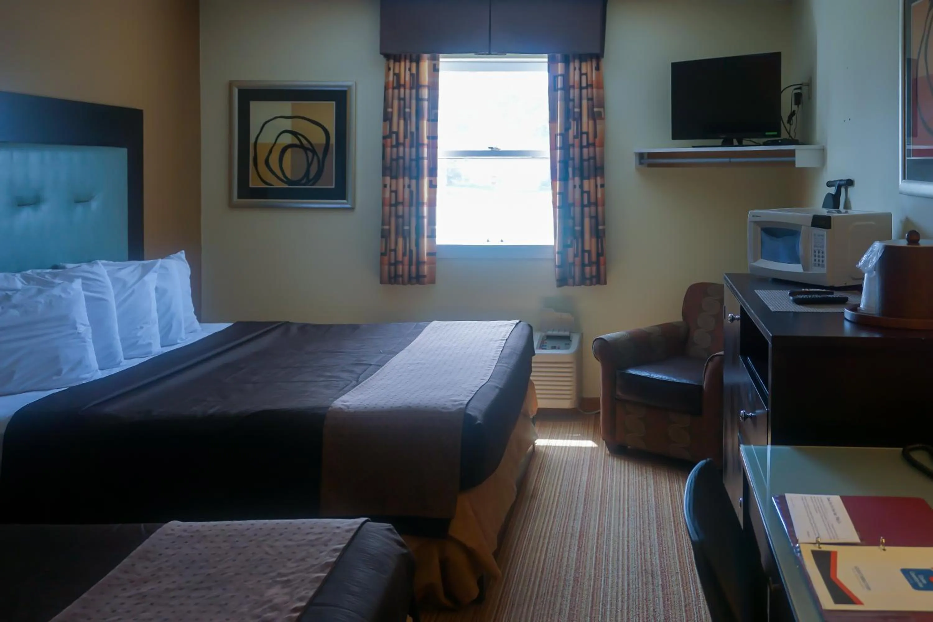 Day, Bed in Cocoa Country Inn Hershey