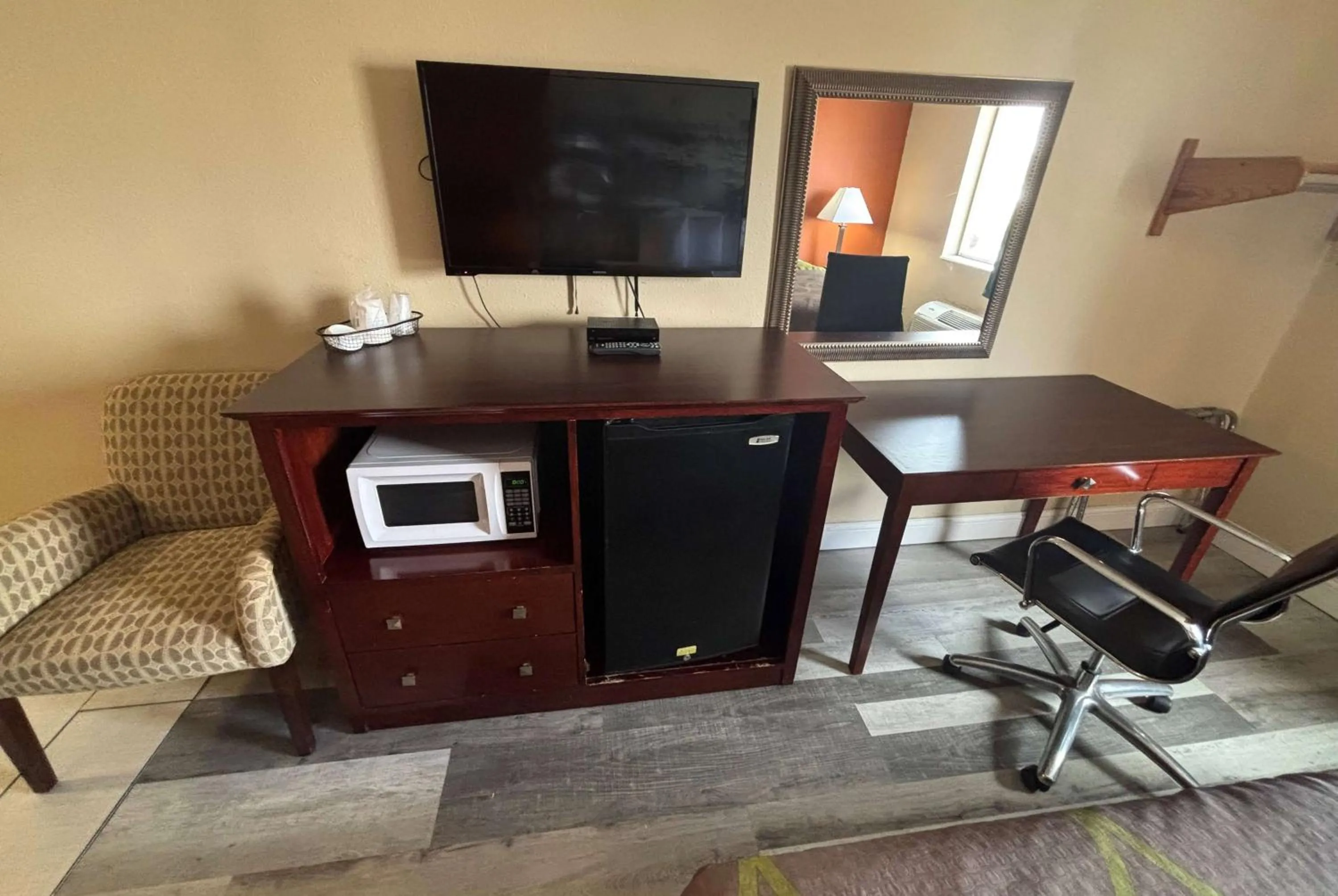 Photo of the whole room in Super 8 by Wyndham Pontoon Beach IL/St. Louis MO Area