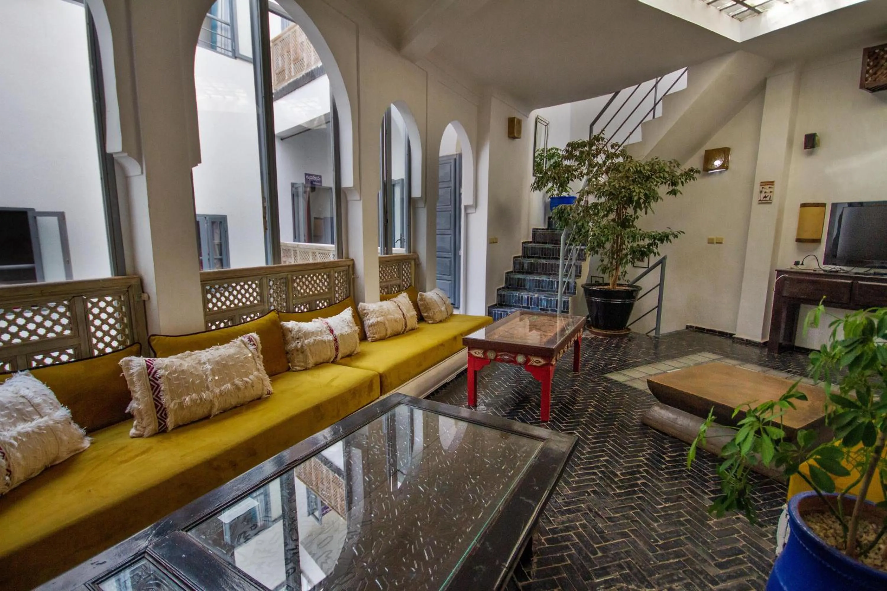Communal lounge/ TV room in Riad Les Jardins des Lilas