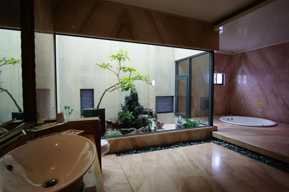 Bathroom in Water City Motel