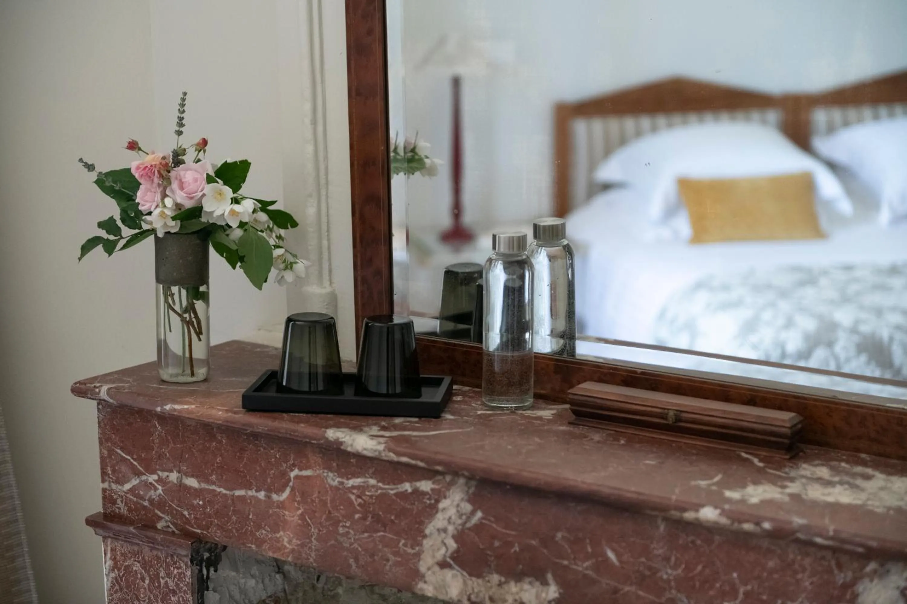 Decorative detail, Bed in Maison Le Sèpe - Vignoble Bio et Maison d'hôtes