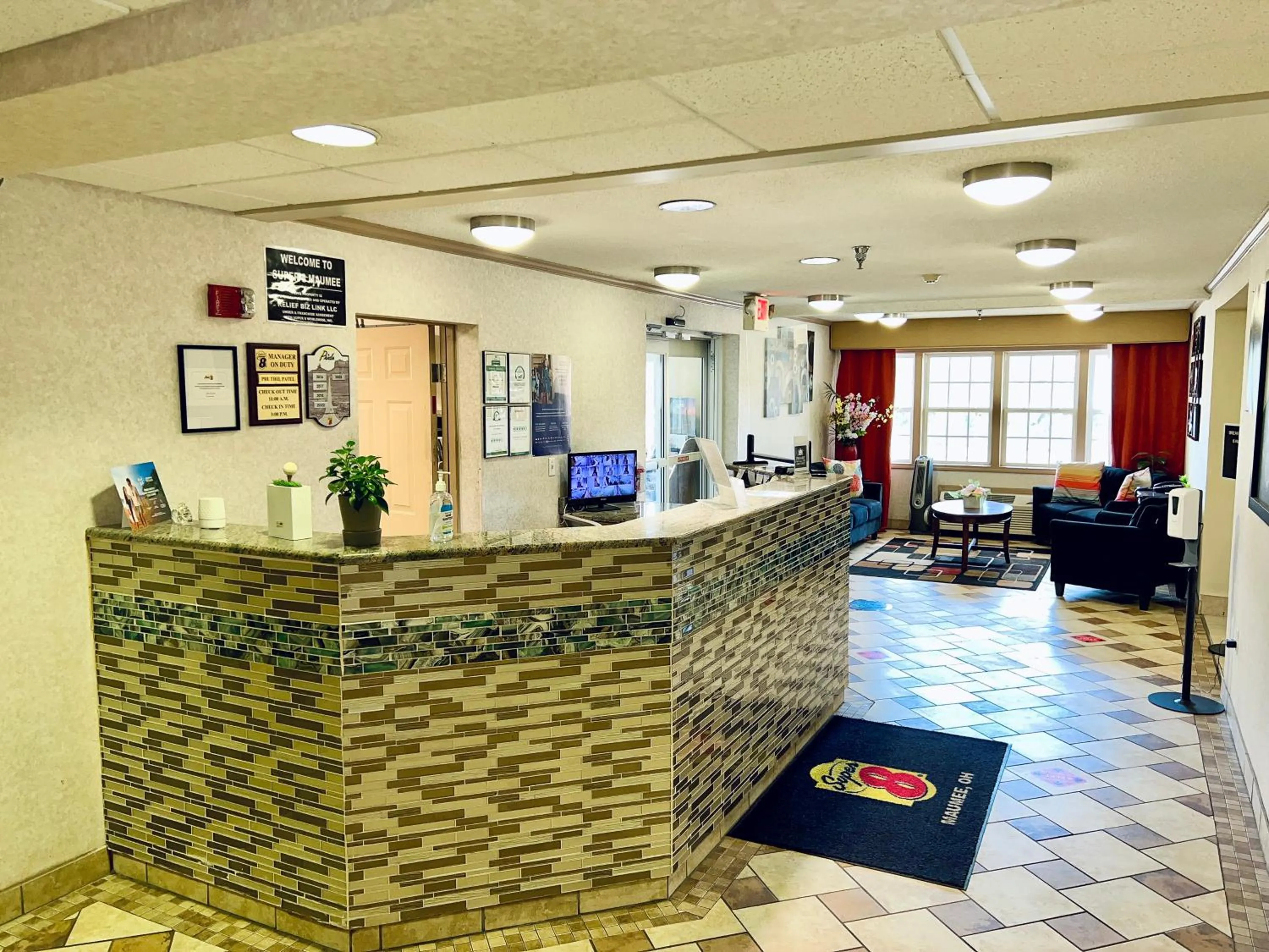 Lobby or reception in Super 8 by Wyndham Maumee Perrysburg Toledo Area