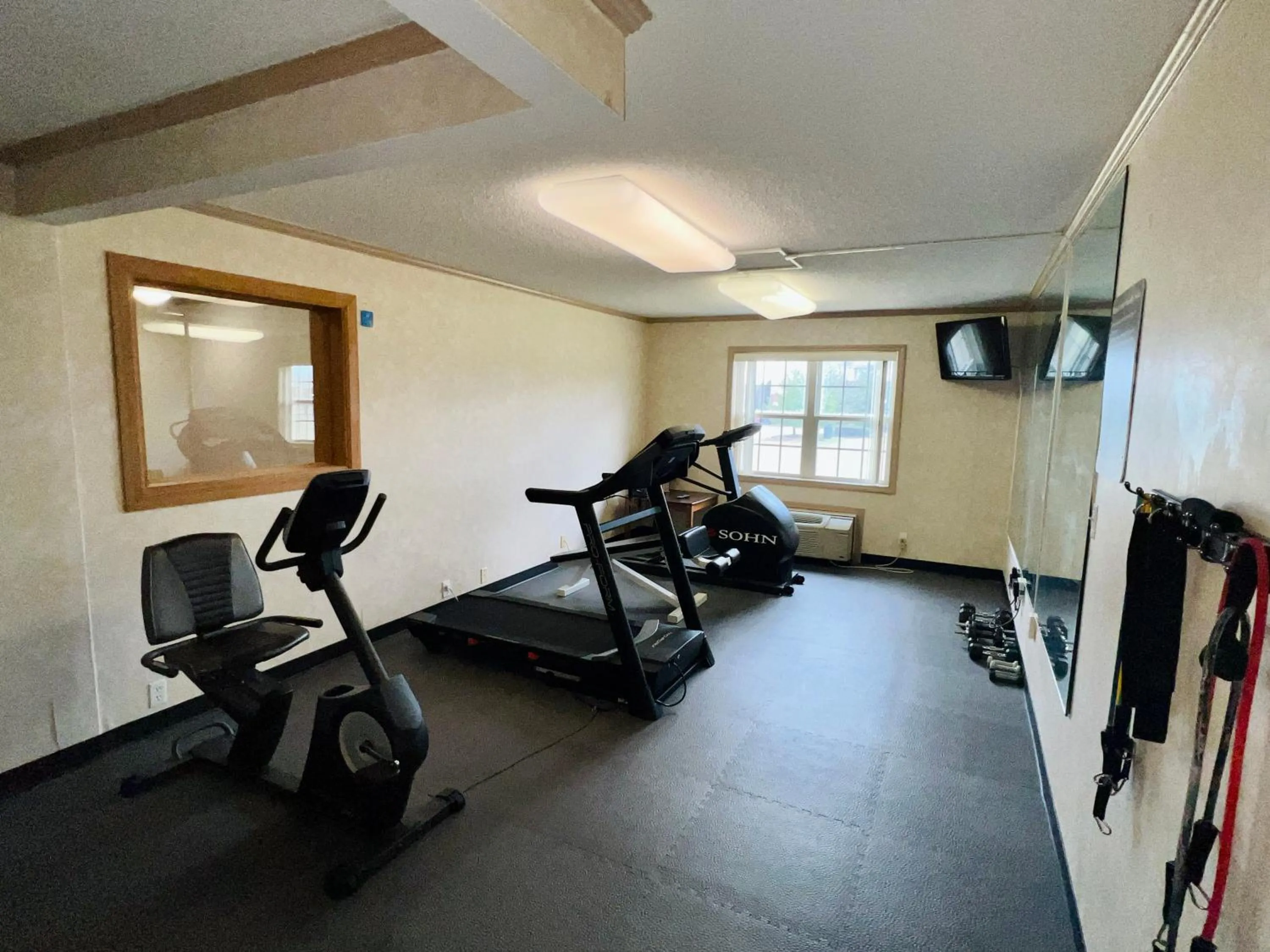 Fitness centre/facilities in Super 8 by Wyndham Maumee Perrysburg Toledo Area