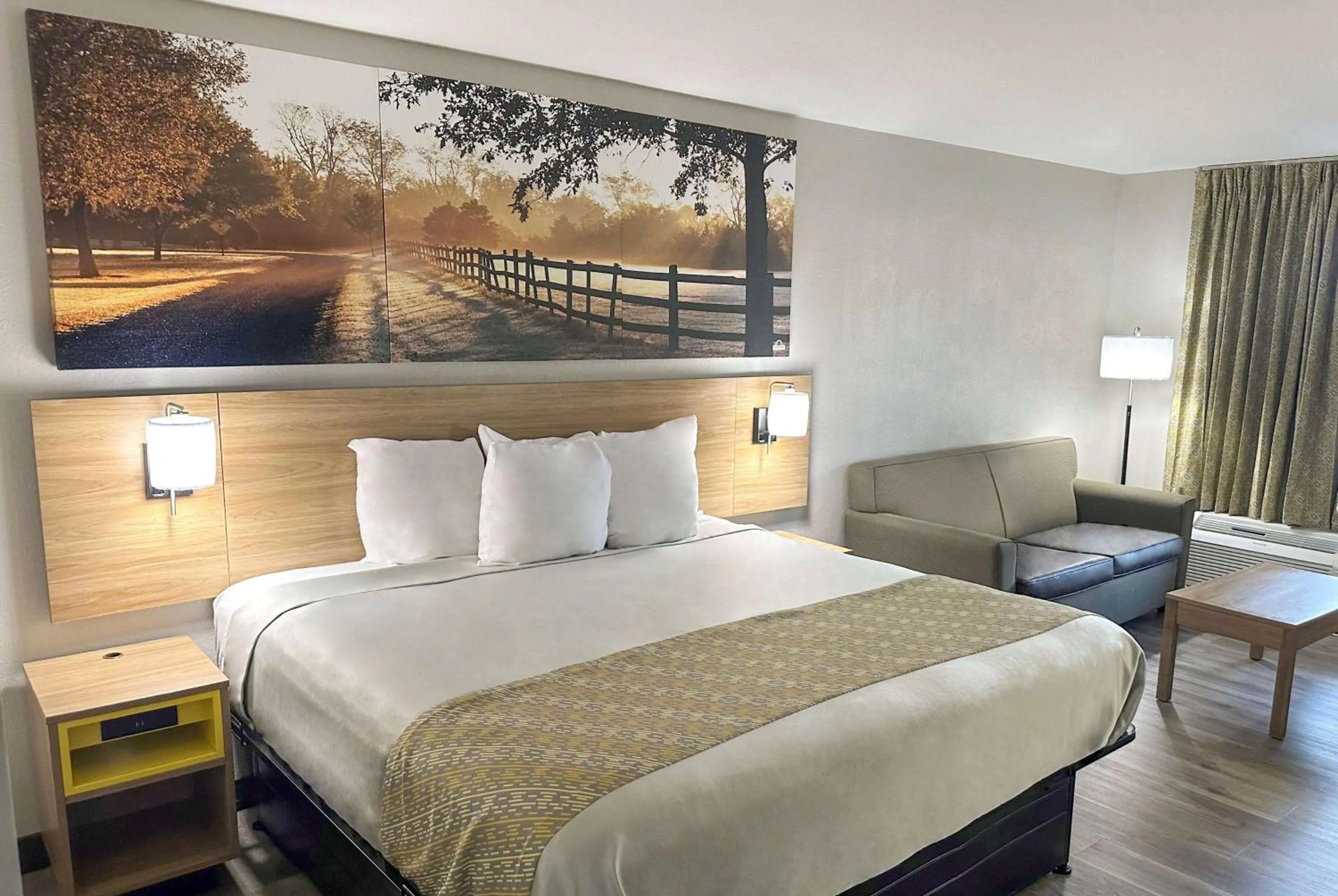 Photo of the whole room, Bed in Days Inn & Suites by Wyndham Opelousas