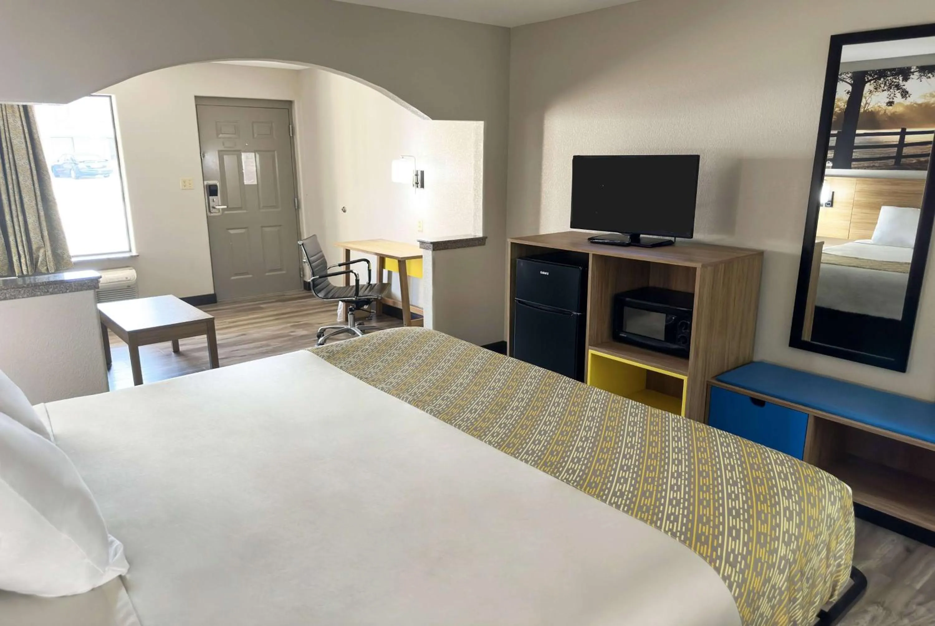 Photo of the whole room, Bed in Days Inn & Suites by Wyndham Opelousas
