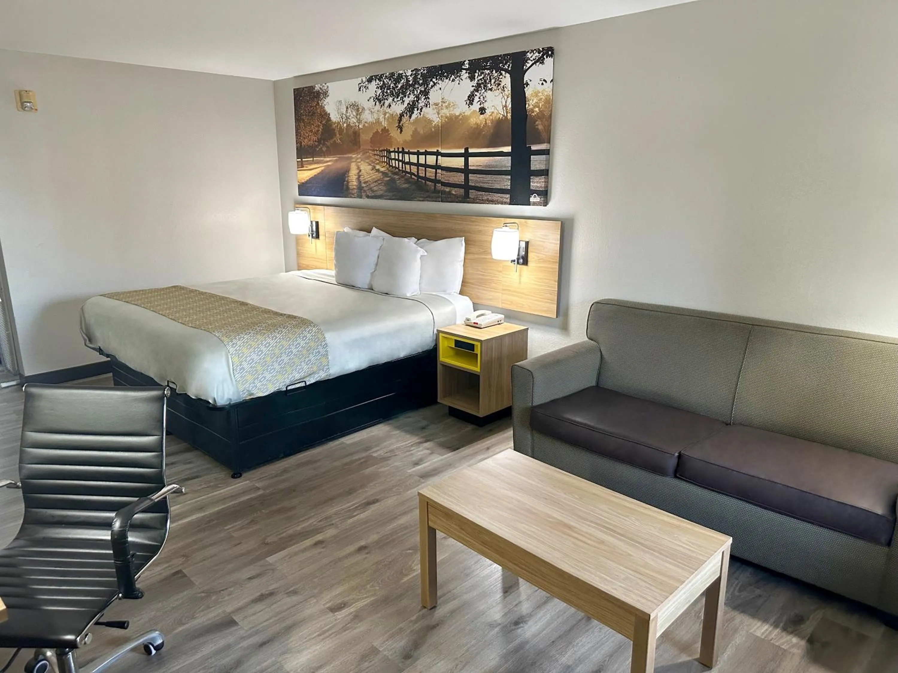 Bedroom, Bed in Days Inn & Suites by Wyndham Opelousas