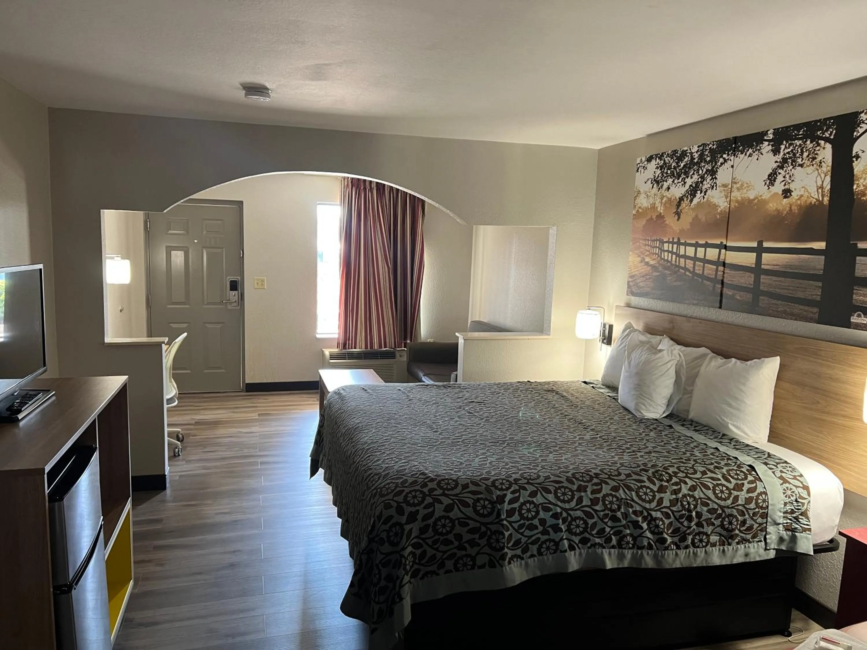 Photo of the whole room, Bed in Days Inn & Suites by Wyndham Opelousas