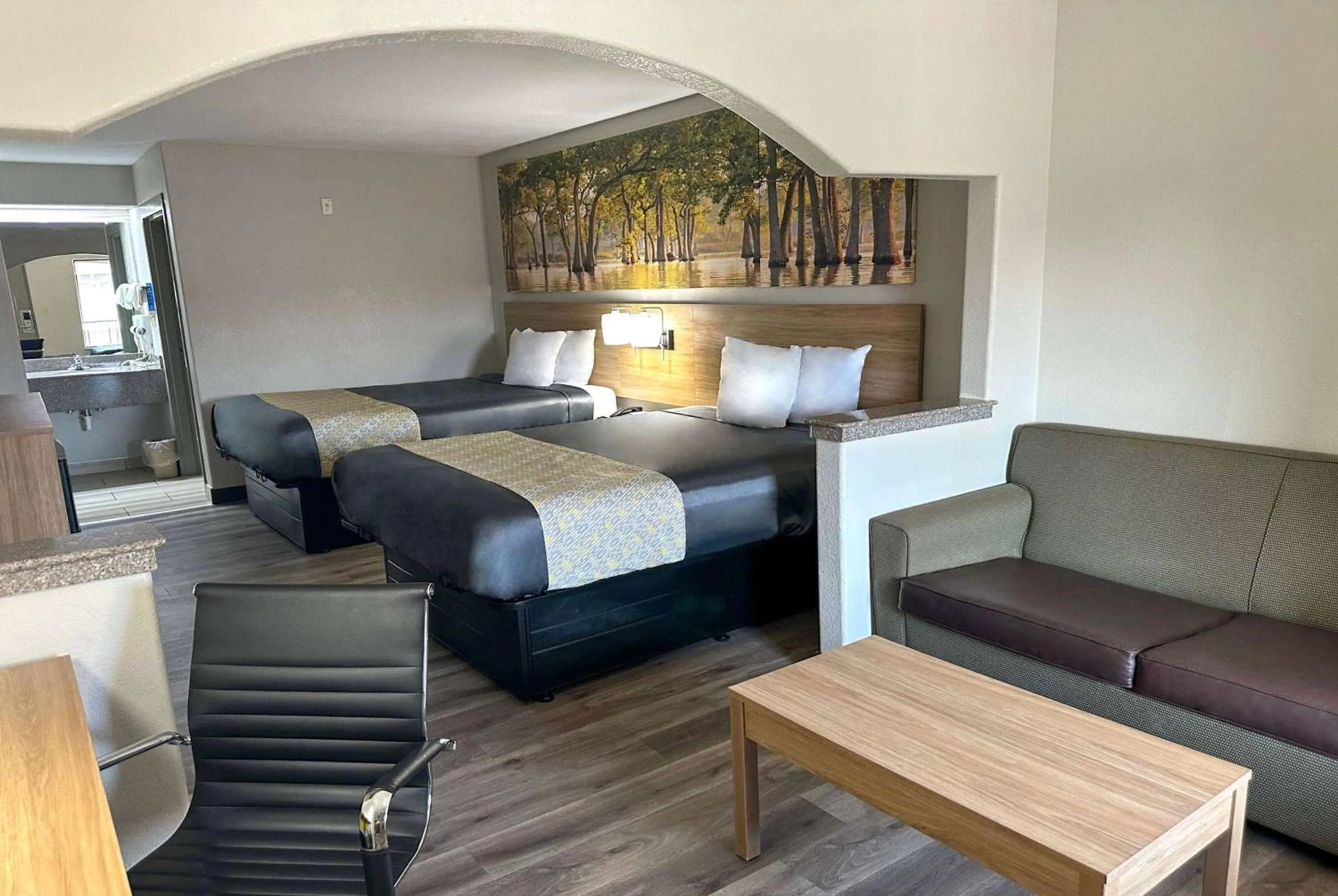 Photo of the whole room, Bed in Days Inn & Suites by Wyndham Opelousas