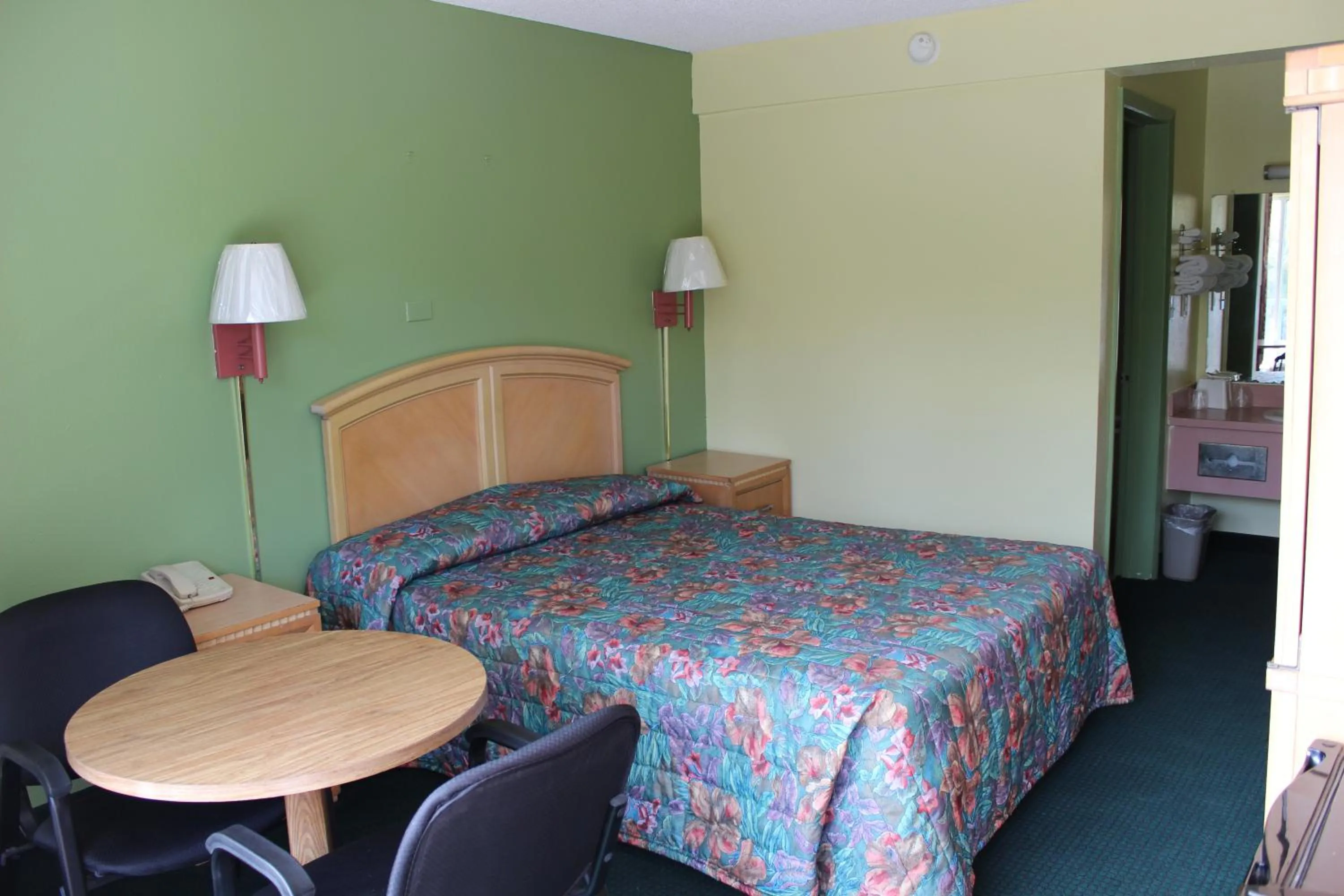 Photo of the whole room, Bed in Travelers Inn Gainesville