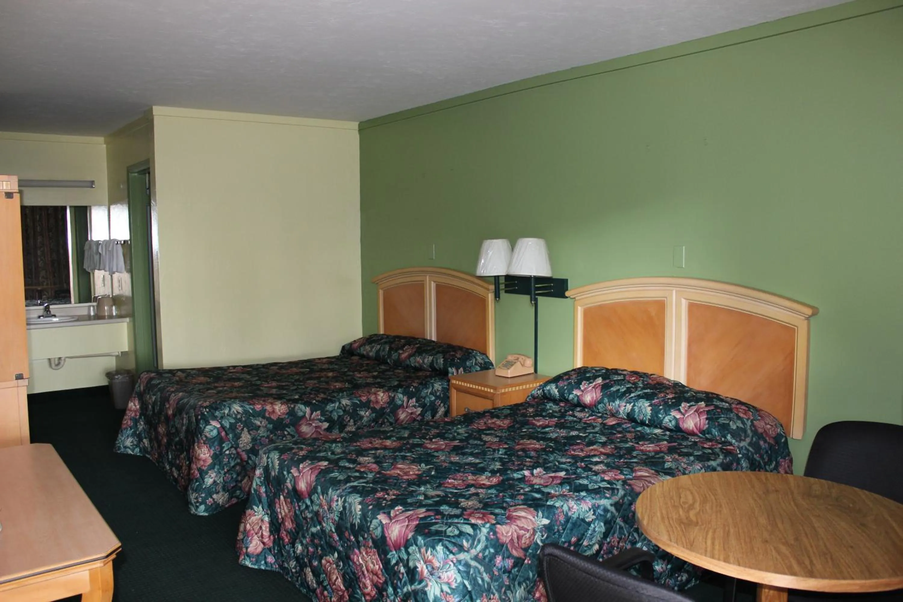Photo of the whole room, Bed in Travelers Inn Gainesville