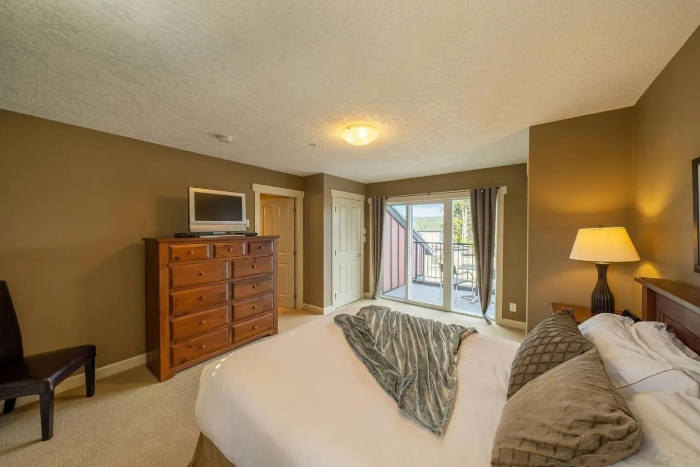 Bed in Sooke Harbour Resort & Marina