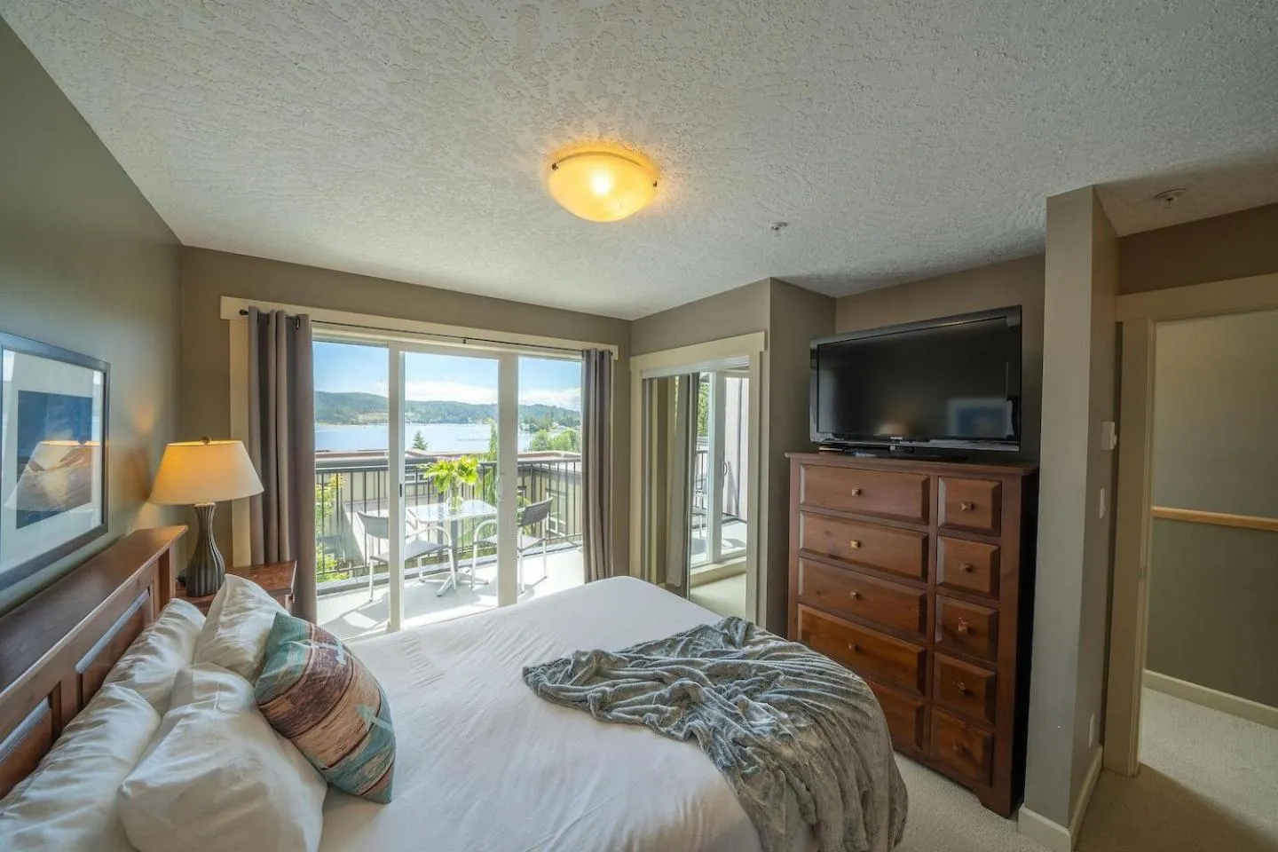 Bed in Sooke Harbour Resort & Marina