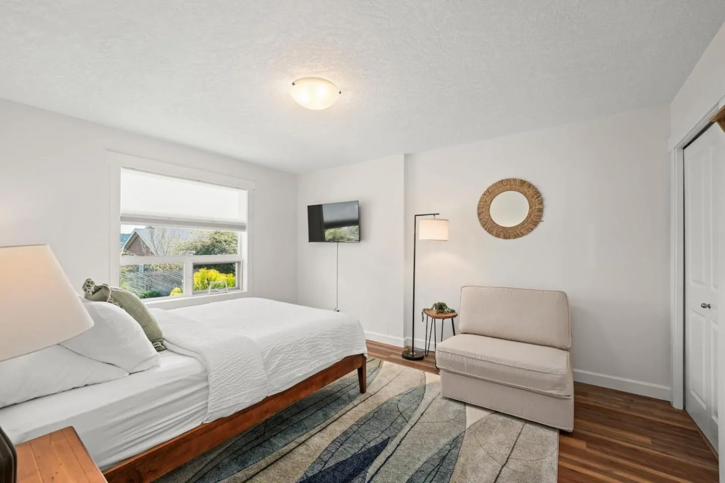 Bed in Sooke Harbour Resort & Marina