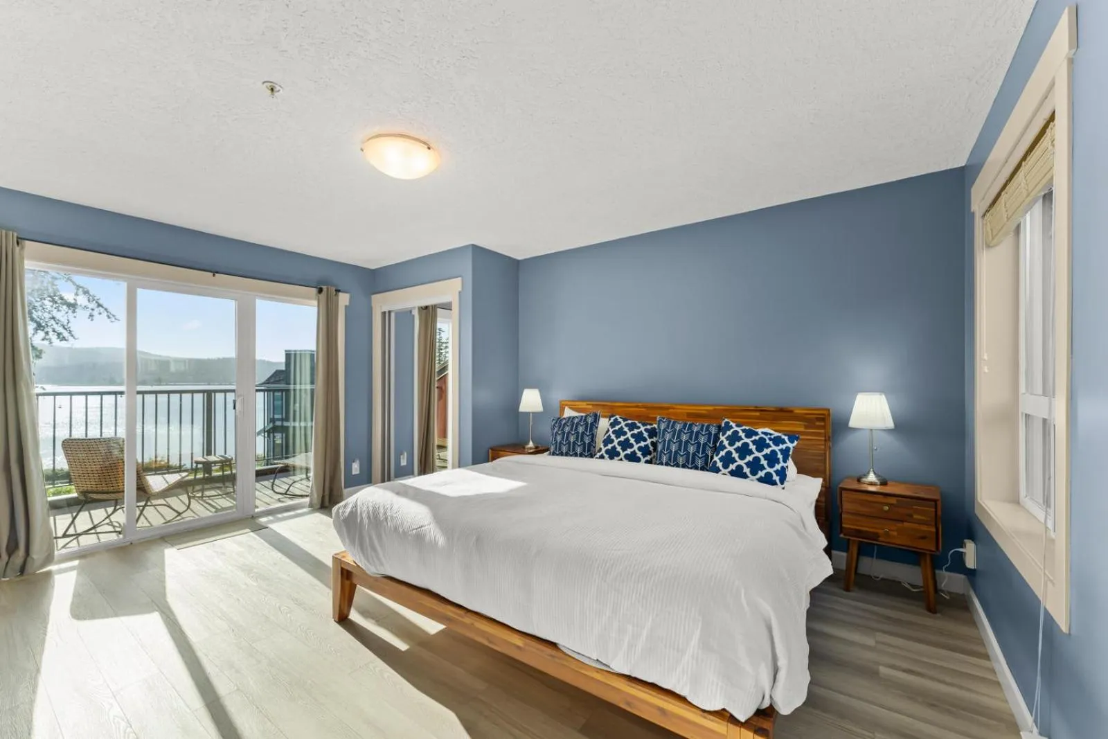 Bed in Sooke Harbour Resort & Marina