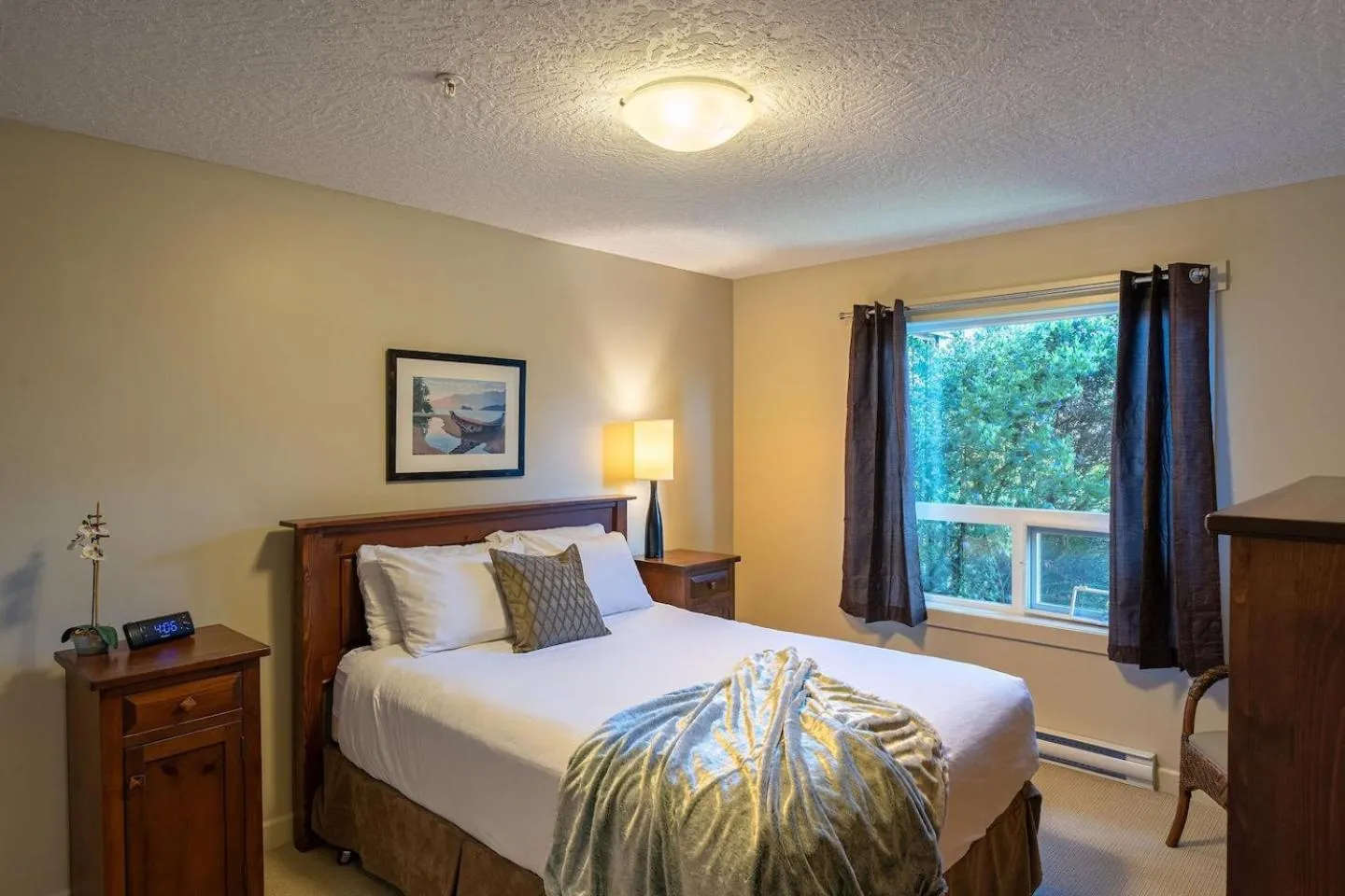 Bed in Sooke Harbour Resort & Marina