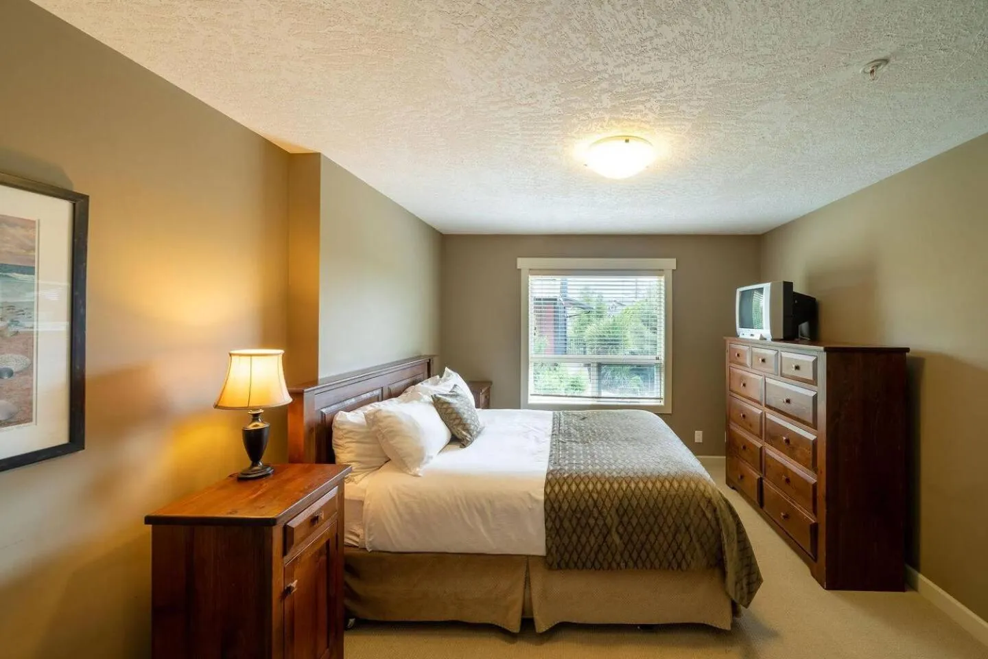 Bed in Sooke Harbour Resort & Marina