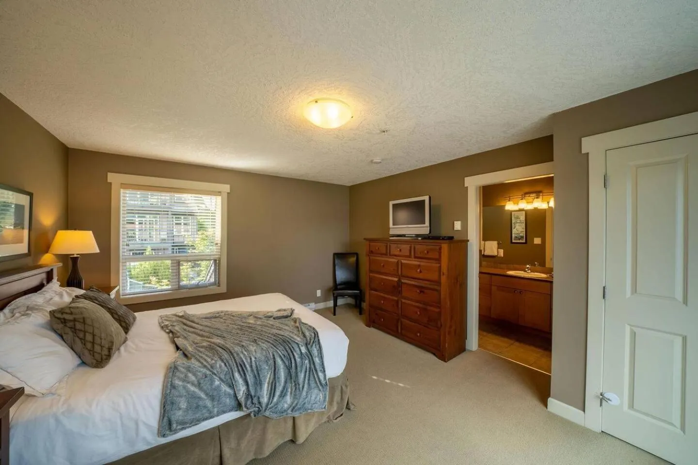 Bed in Sooke Harbour Resort & Marina