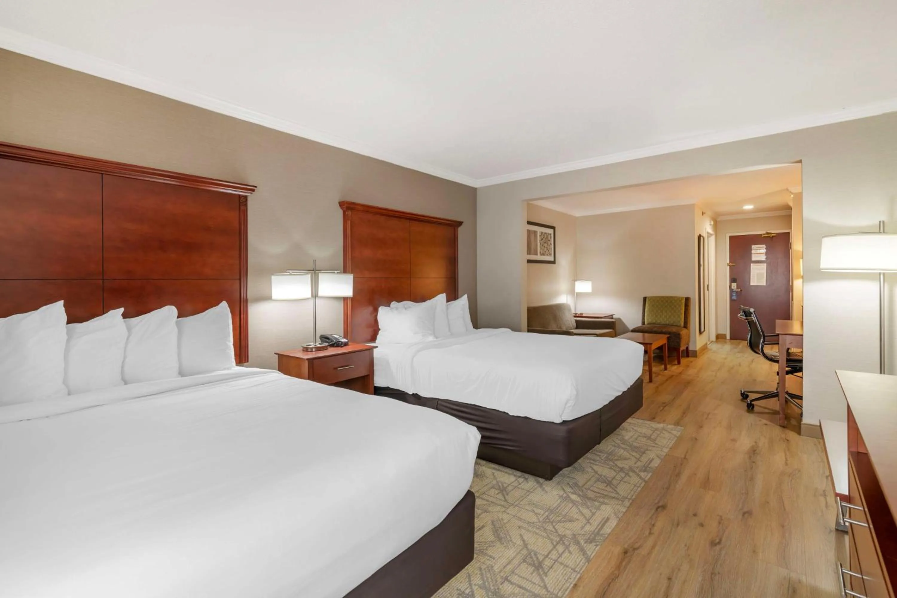 Photo of the whole room, Bed in Best Western Liverpool-Syracuse Inn & Suites