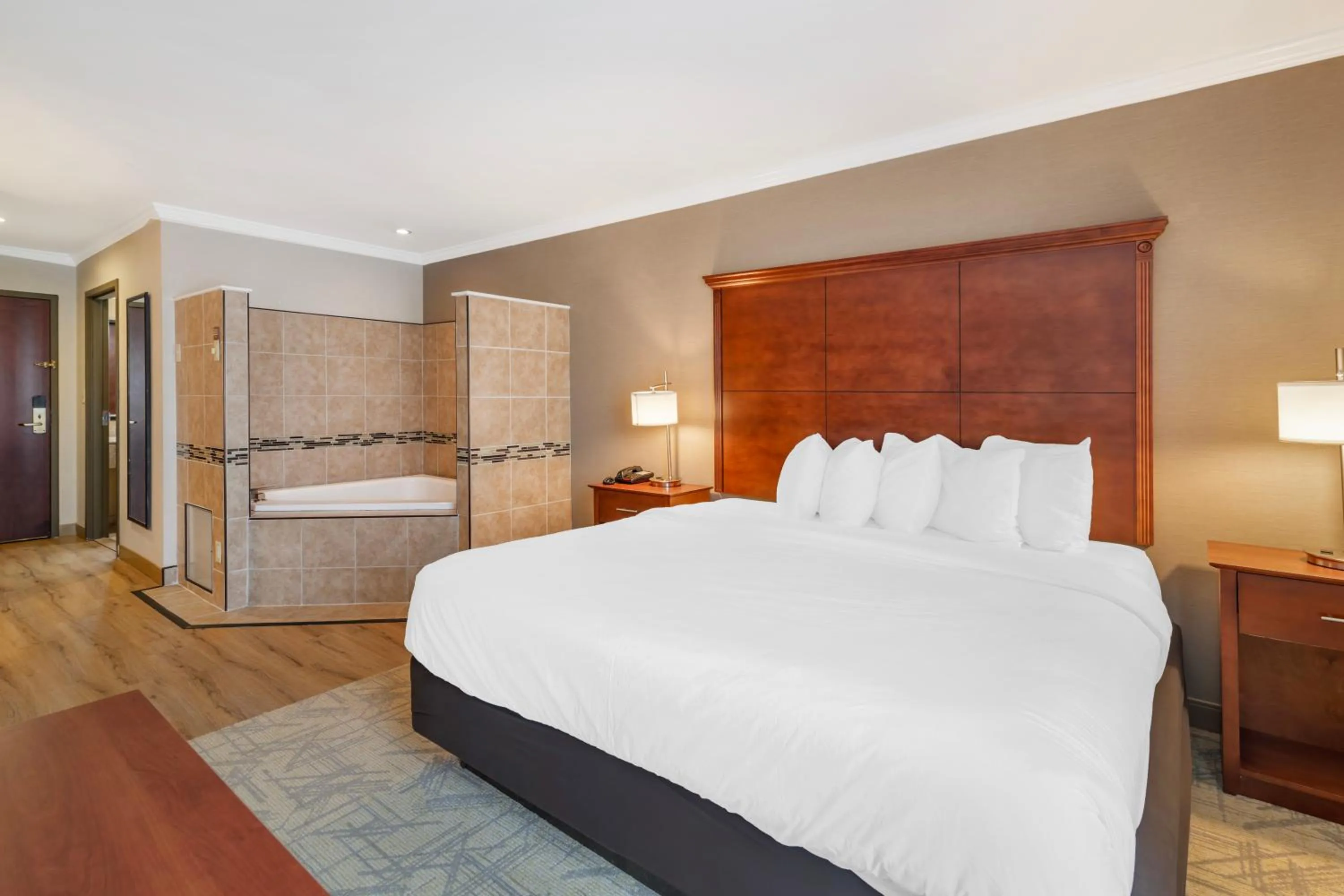 Bed in Best Western Liverpool-Syracuse Inn & Suites